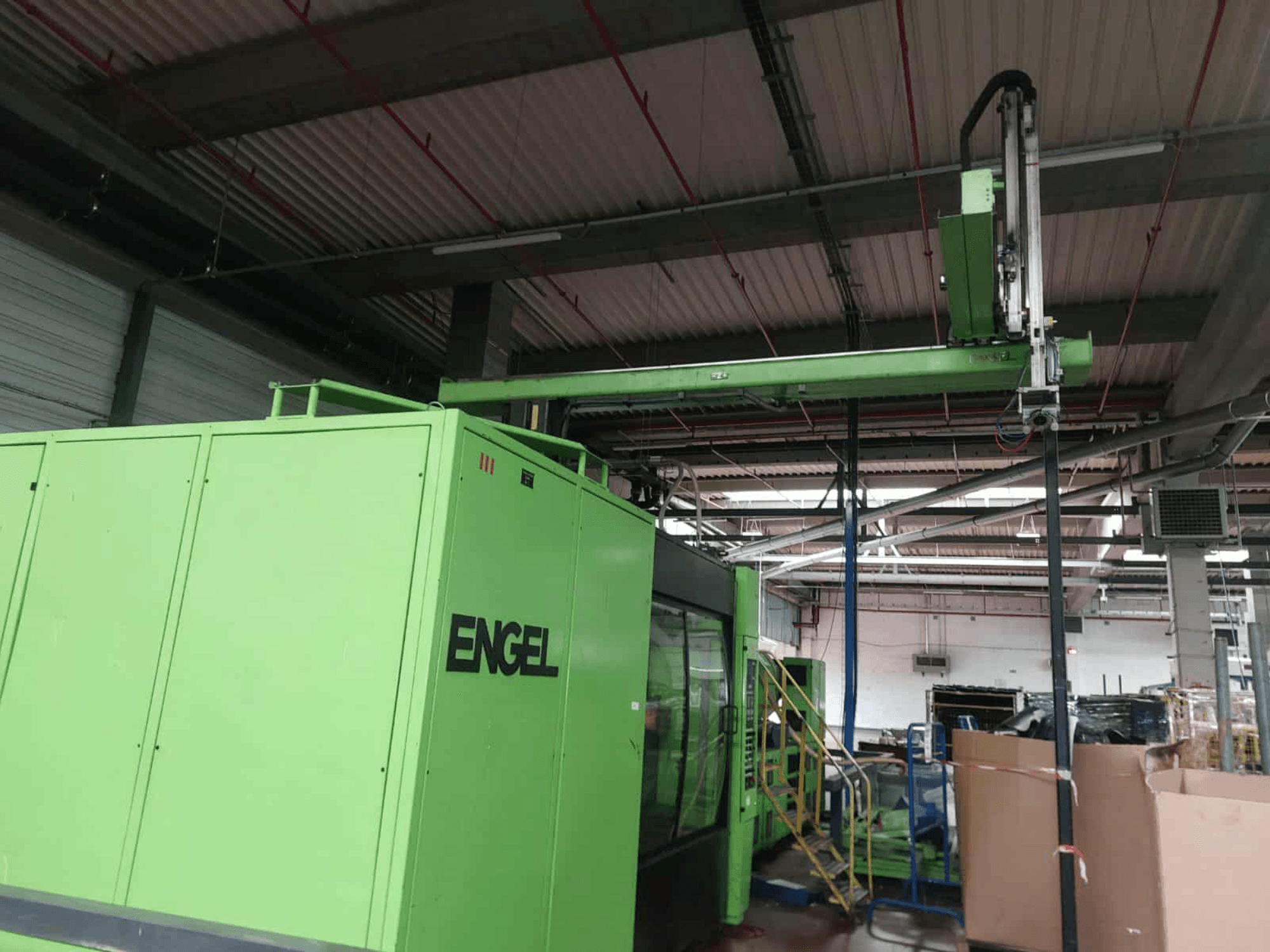 Zöld Engel ES 16050/1100 DUO hidraulikus fröccsöntőgép, oldalnézet, a betöltőterület és a vezérlőpanel bemutatása.