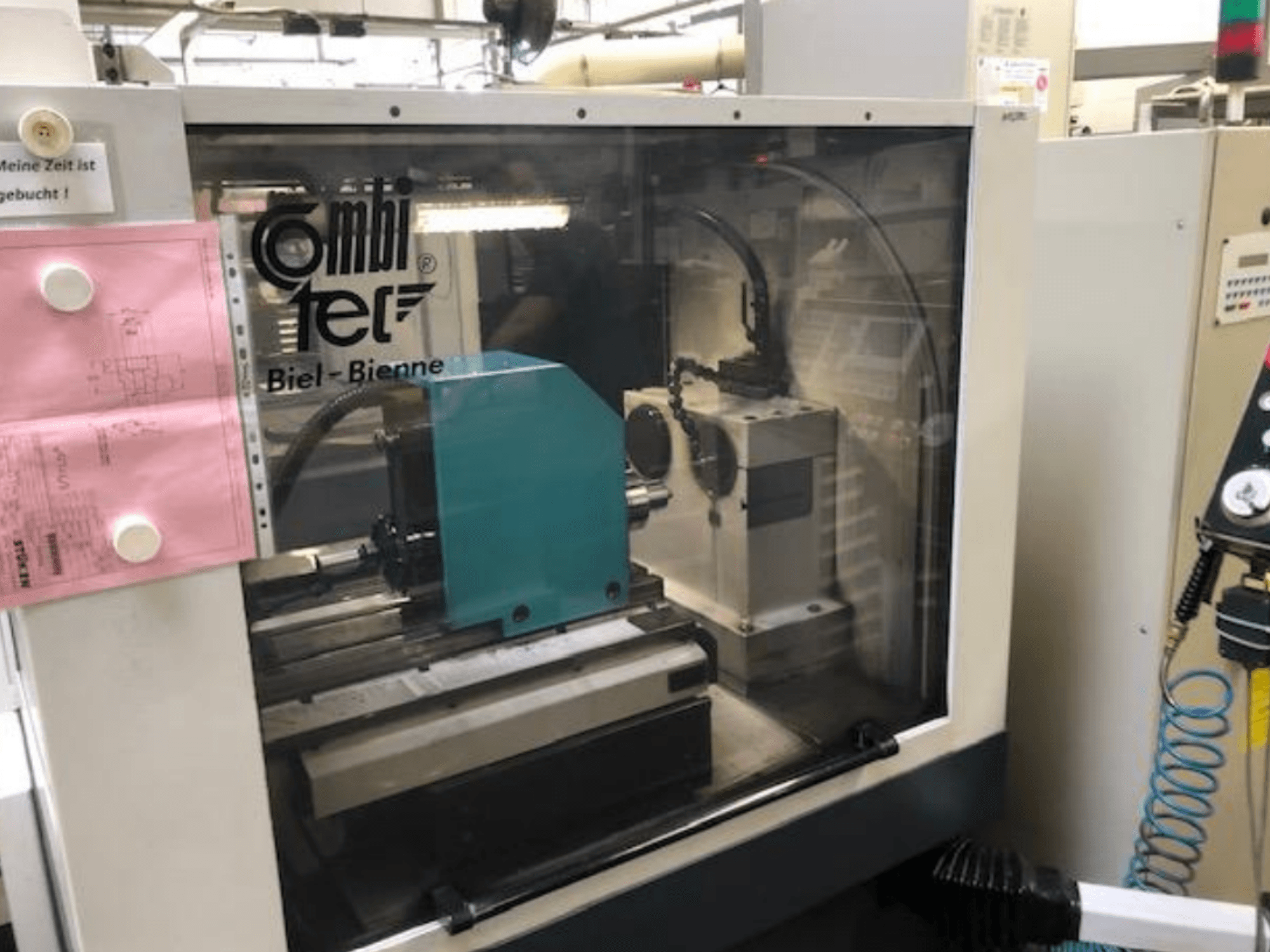 Combitec CT-450 hengeres köszörűgép szemből, a vezérlőpanel és a kezelőszervek bemutatásával.