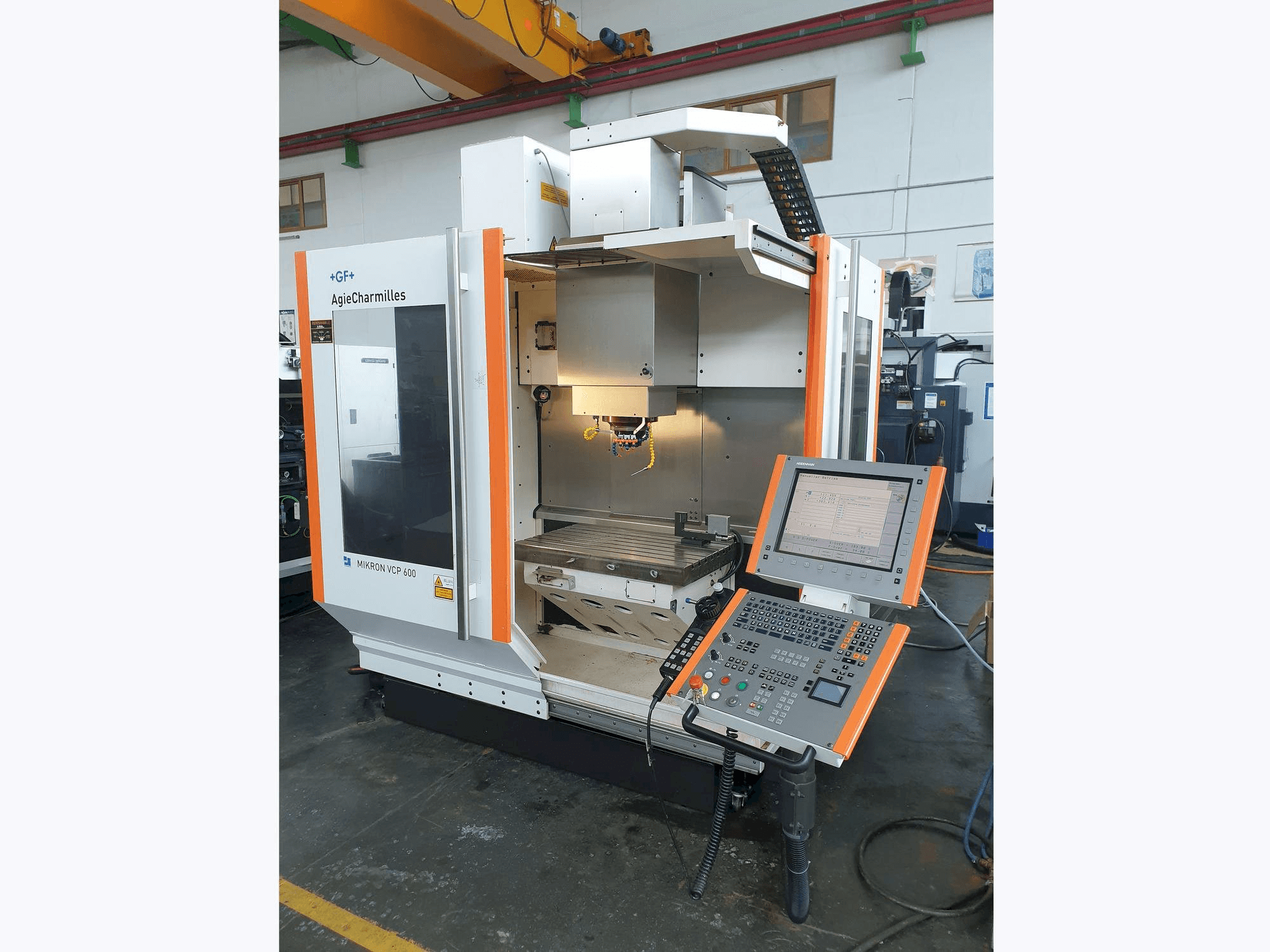 A MIKRON VCP 600 gép elölnézete