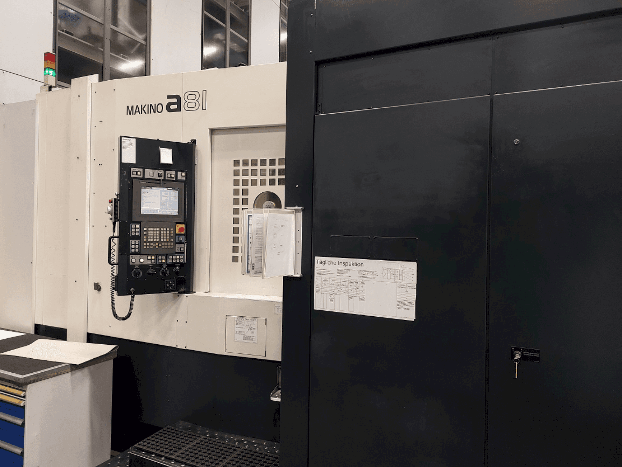 A Makino a81 gép elölnézete