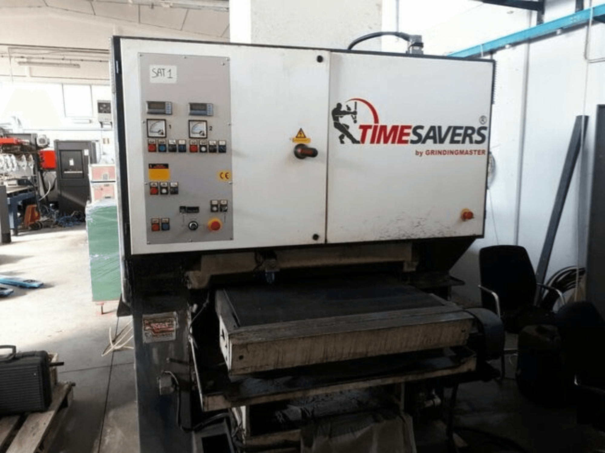 A TIMESAVERS 41-SERIE-900-WW sorjátlanító gép elölnézete, amelyen látható a forgógombokkal, nyomógombokkal és műszerekkel ellátott vezérlőpanel.