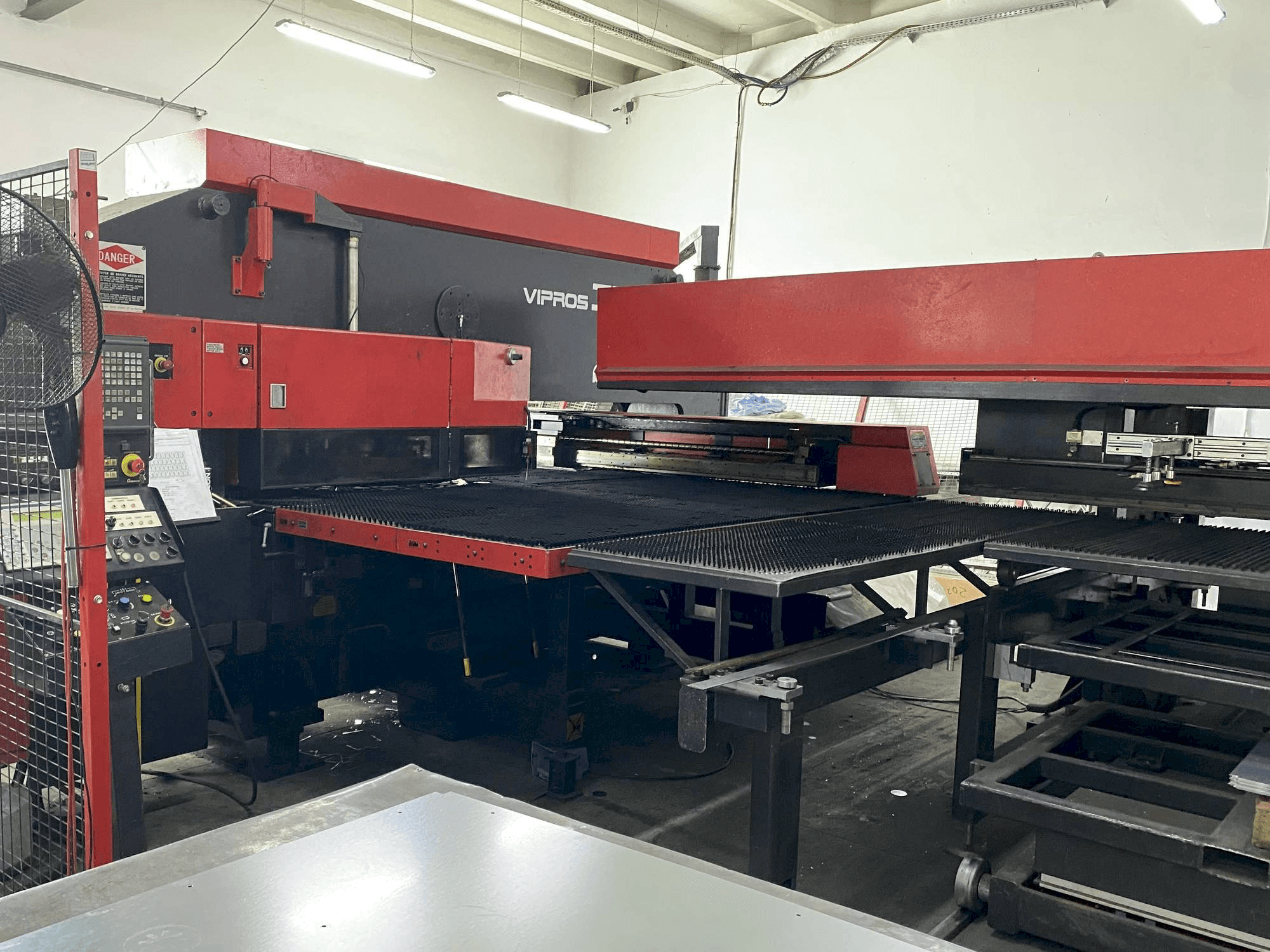 A AMADA VIPROS 358 KING gép elölnézete
