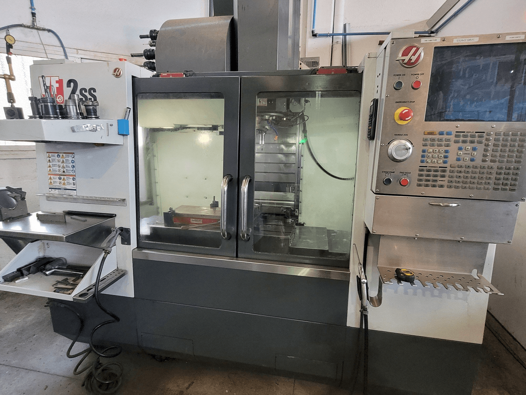 A HAAS VF2SS gép elölnézete