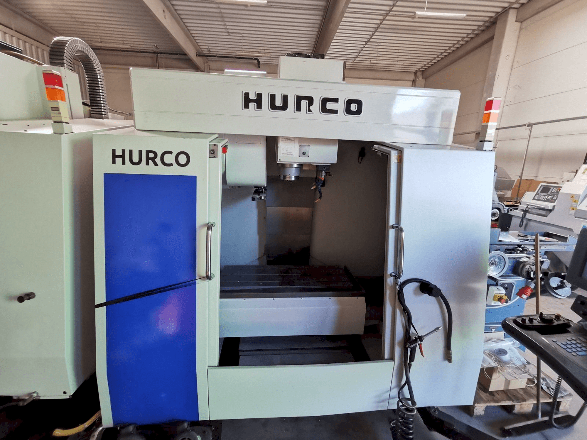 A Hurco BMC 30 gép elölnézete