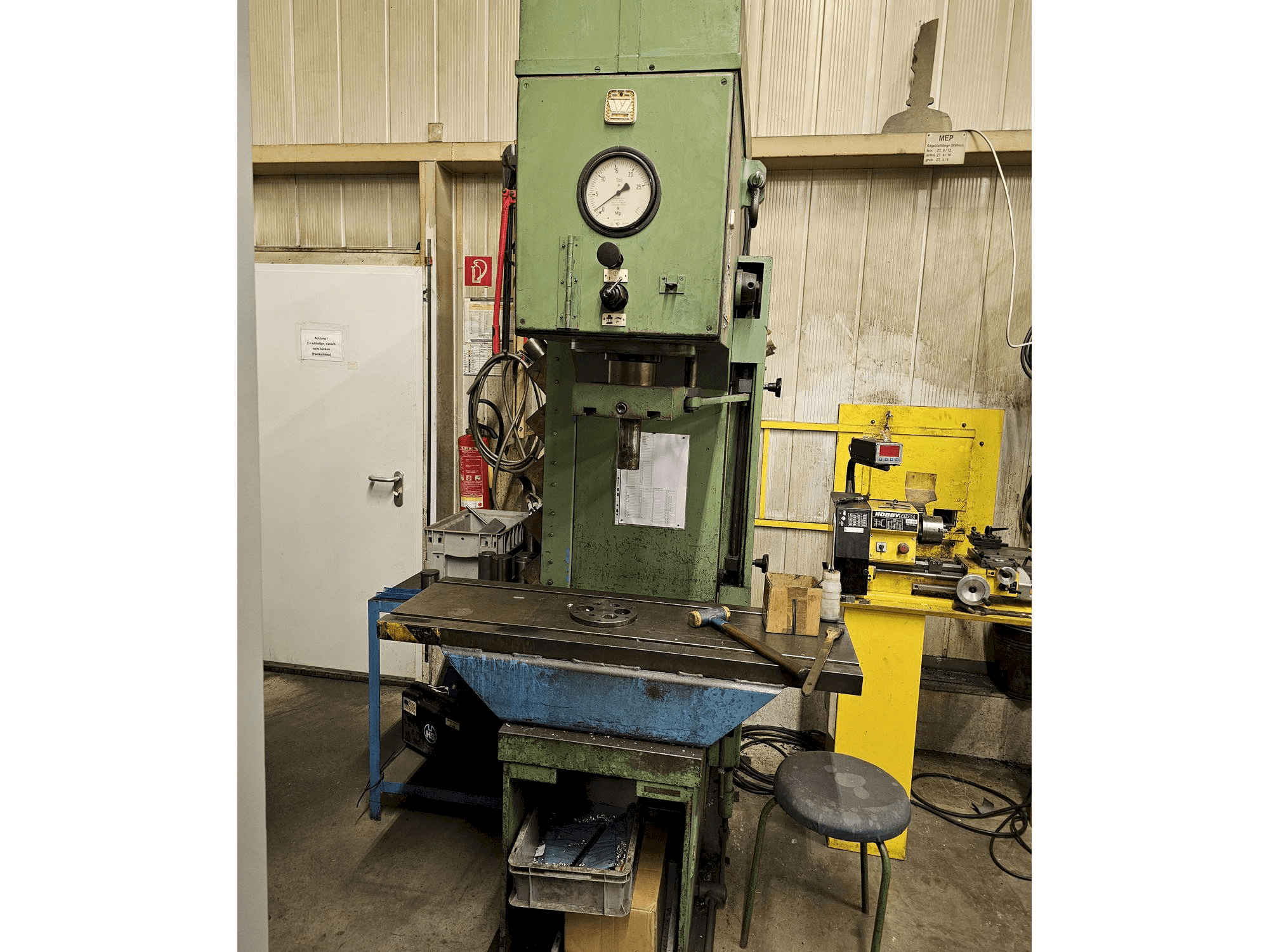 A VEB PYE/25/1 gép elölnézete