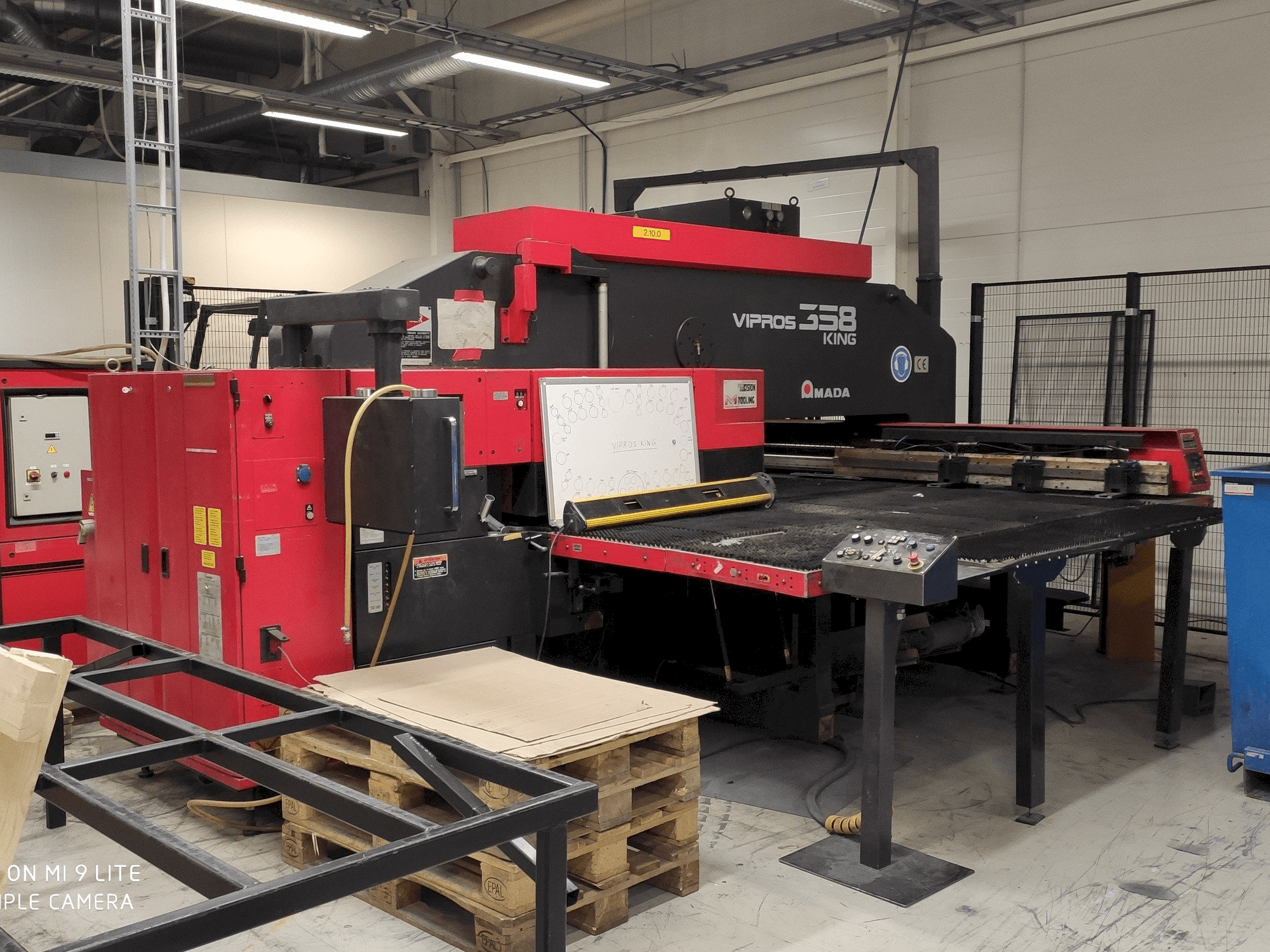A AMADA Vipros 358 King FS18 PC EMC gép elölnézete
