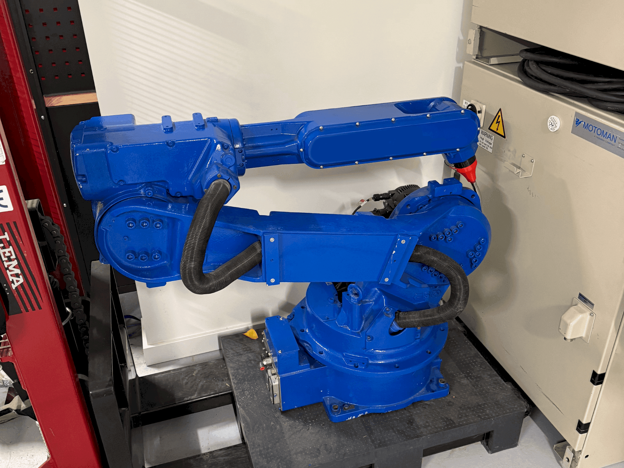 A Yaskawa Motoman YR HP 20D gép elölnézete