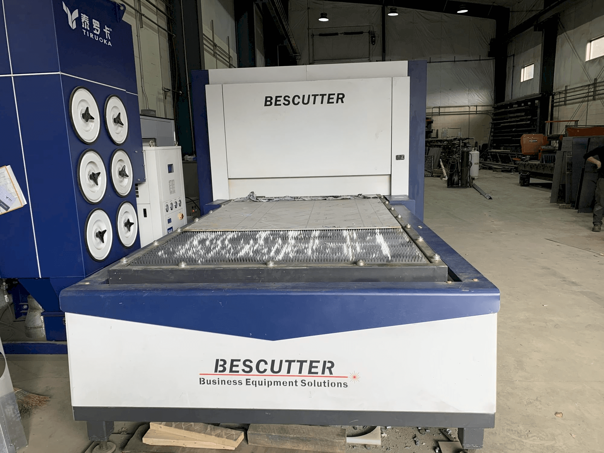 A BESCUTTER Tital-8000W IPG gép elölnézete