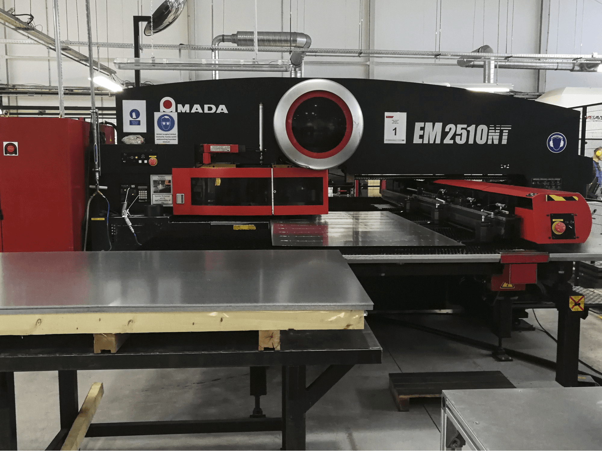 A AMADA EM2510NT gép elölnézete