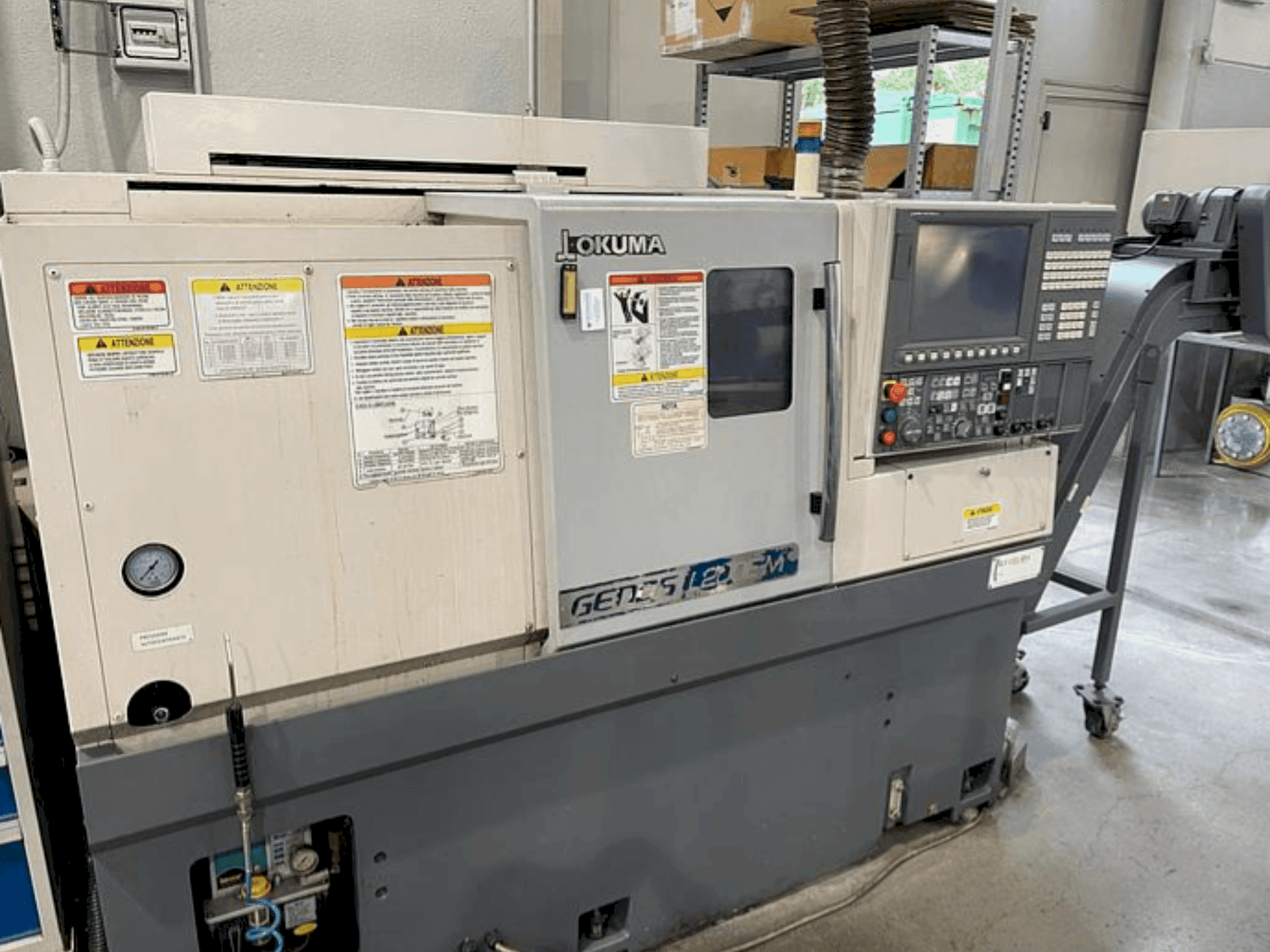 A Okuma GENOS L200EM gép elölnézete