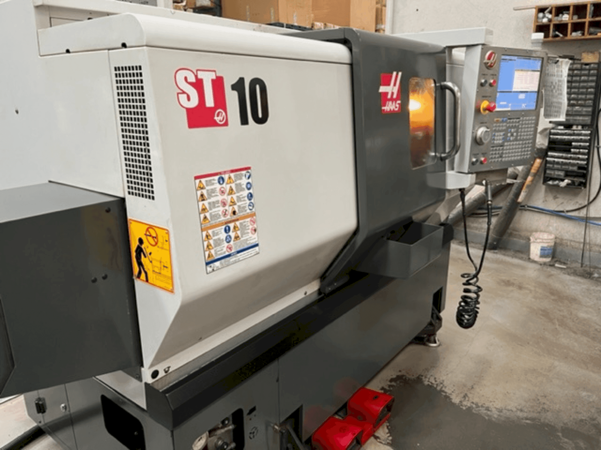 A HAAS ST 10 gép elölnézete