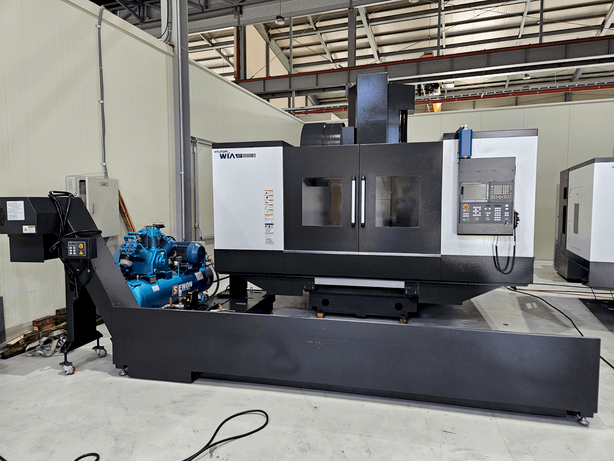 A Hyundai Wia WIA KF 7700 B gép elölnézete