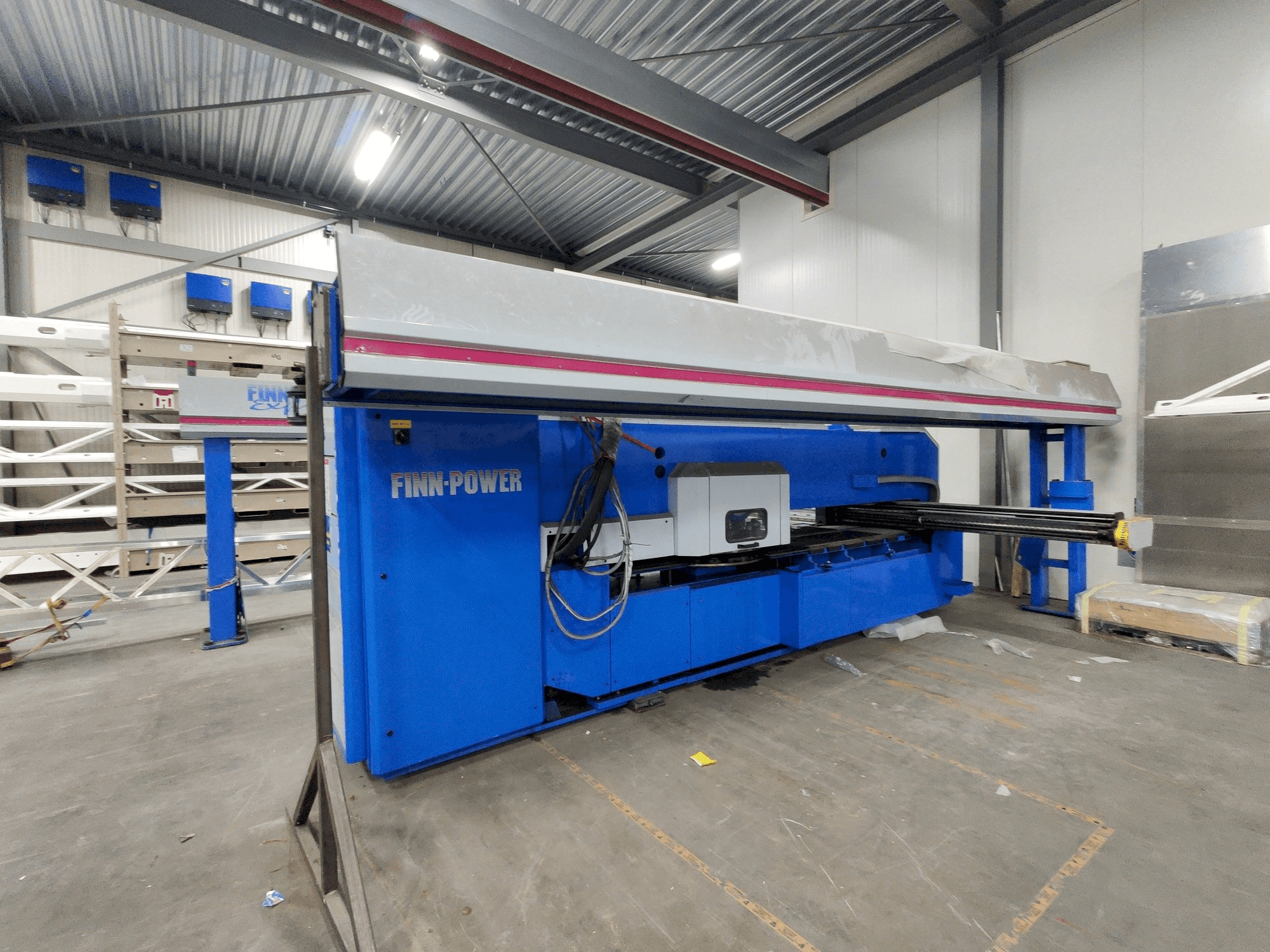 A Finn-Power F6-25 SB/AM + FMM 300 / 1 / UT automation gép elölnézete