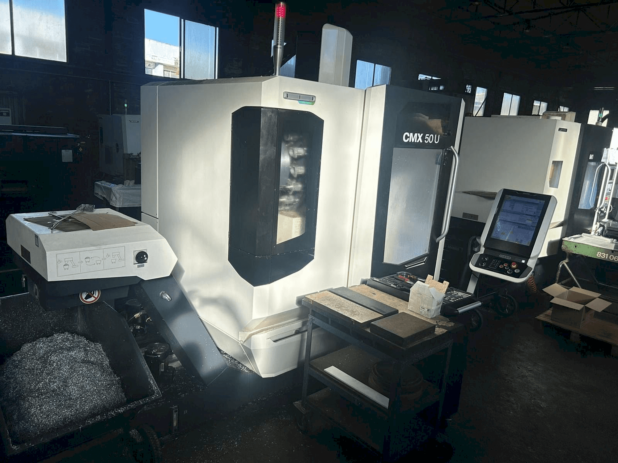 A DMG MORI CMX 50 U gép elölnézete