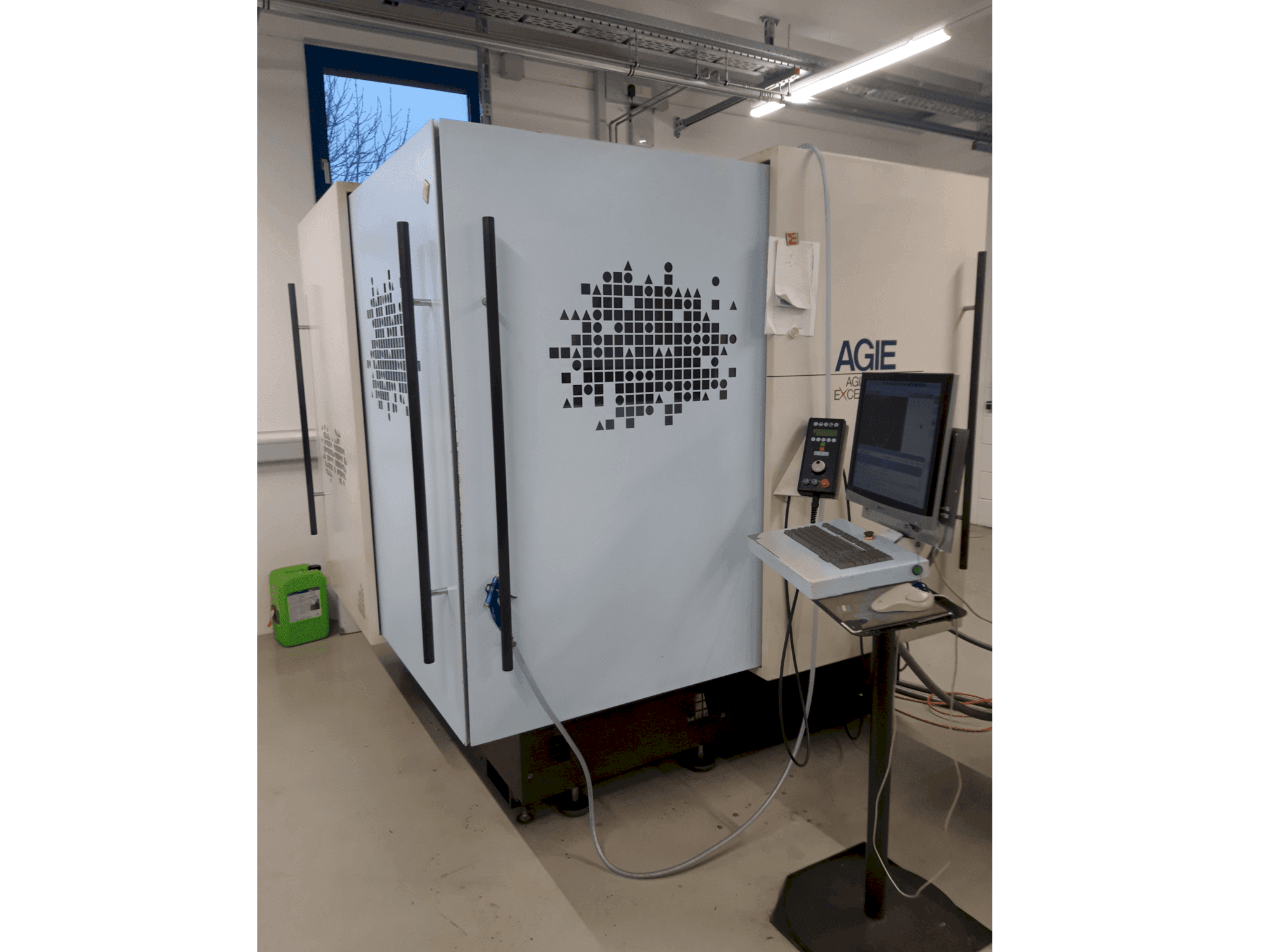 A AGIE Agiecut Excellence 2F gép elölnézete