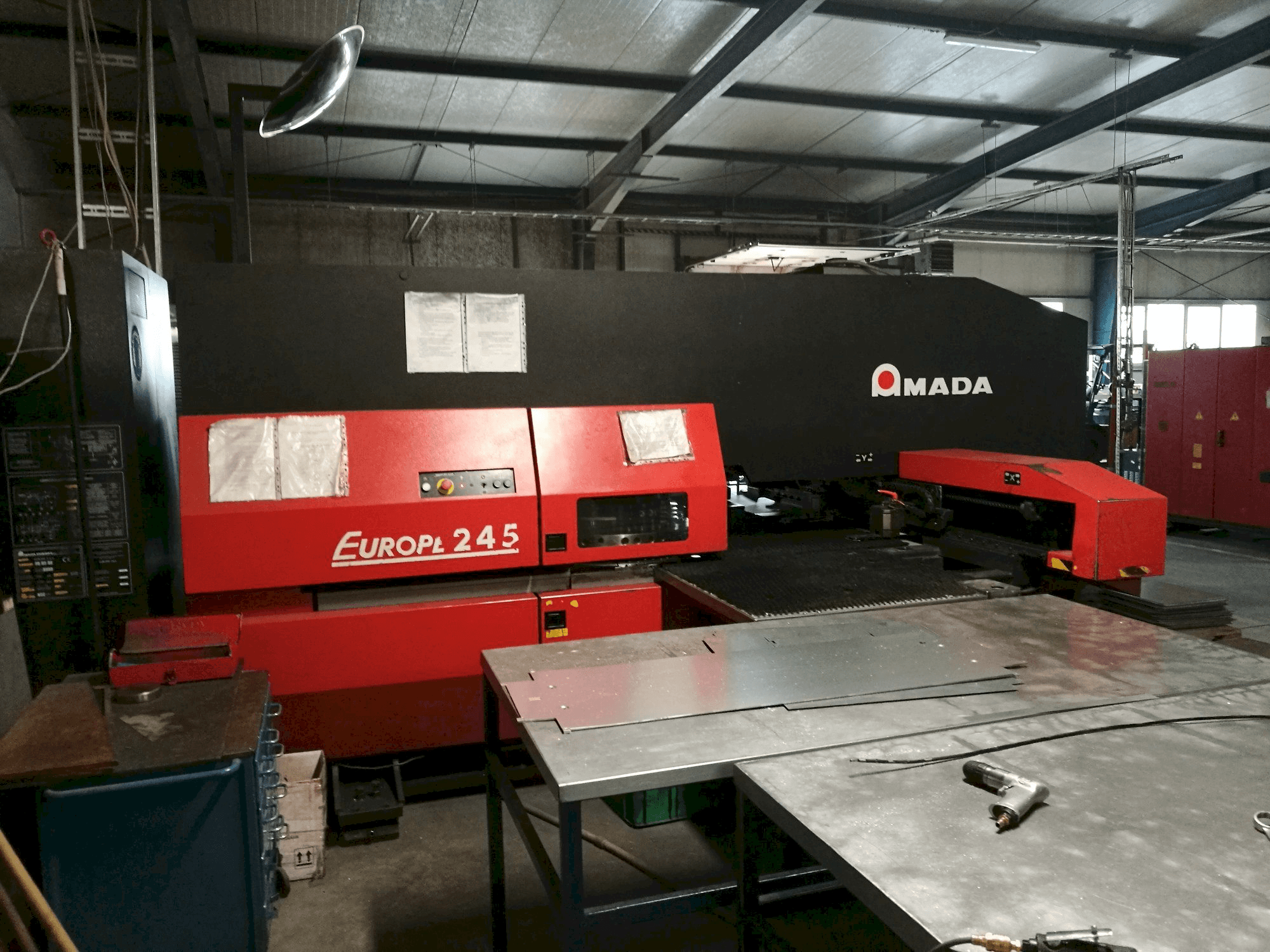 A AMADA EUROPE 245 gép elölnézete