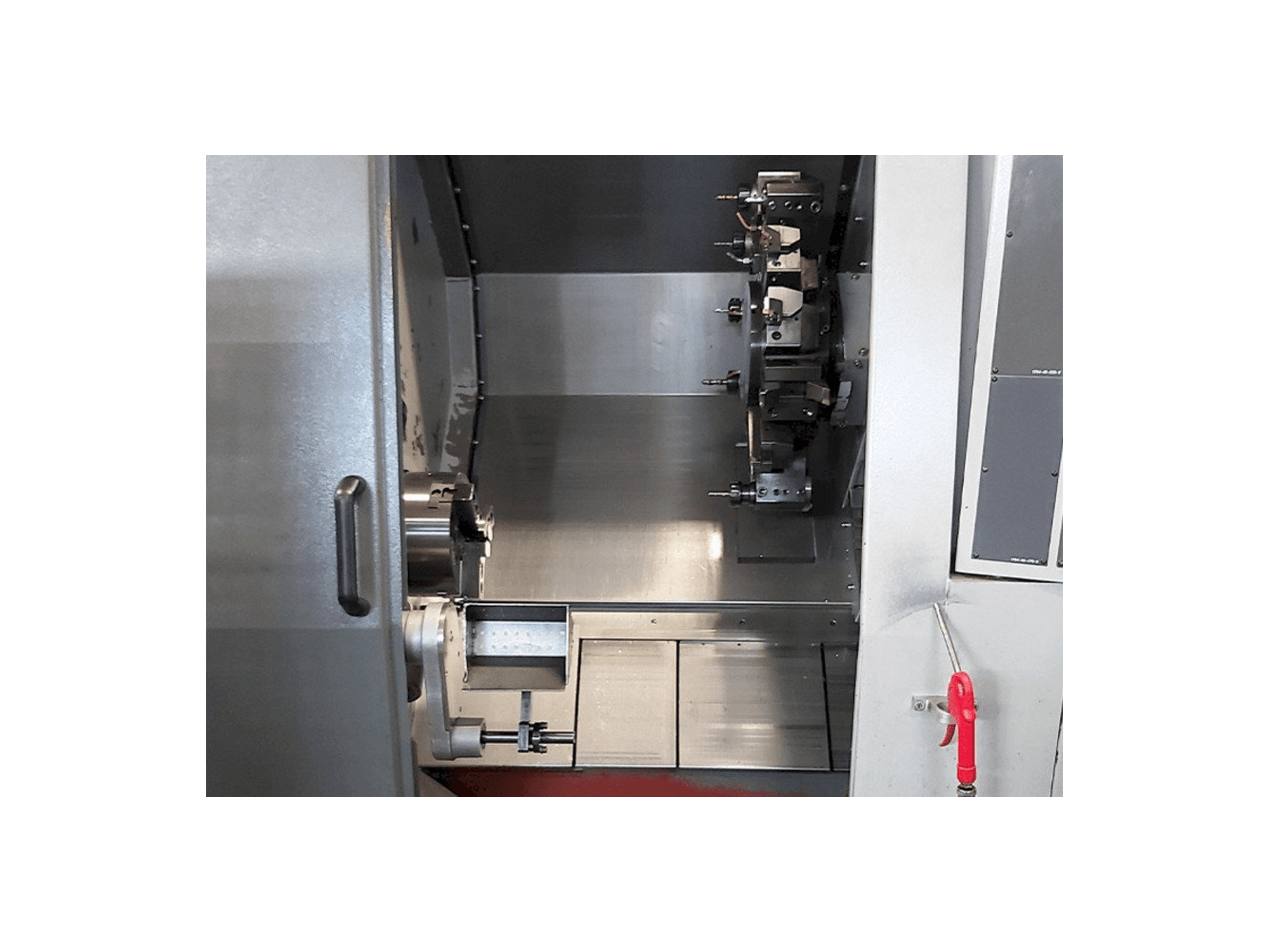 A Hyundai Kia SKT210SY gép elölnézete