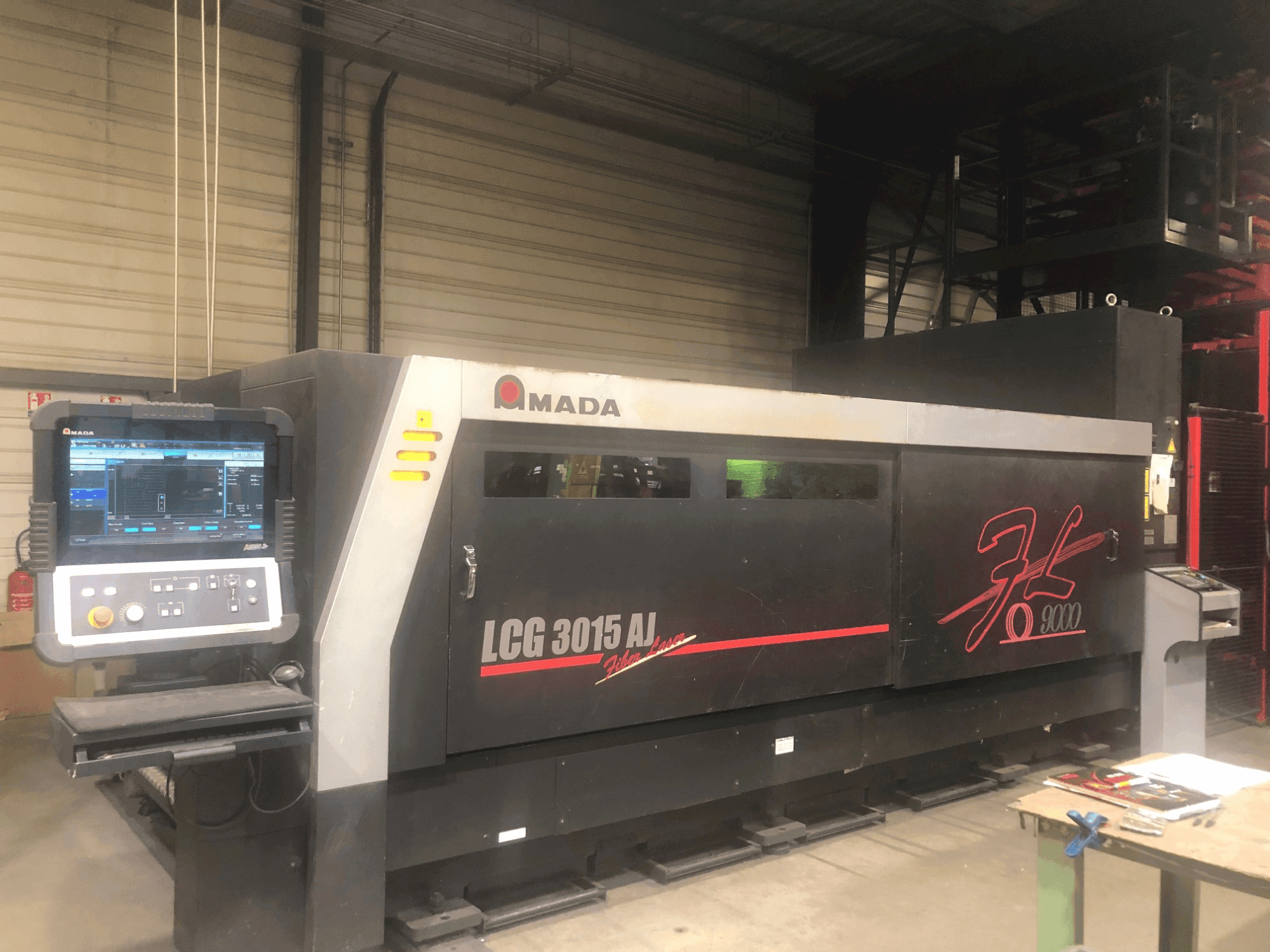 A AMADA LCG-3015AJ 9kw + ASLUL TWIN TOWER gép elölnézete