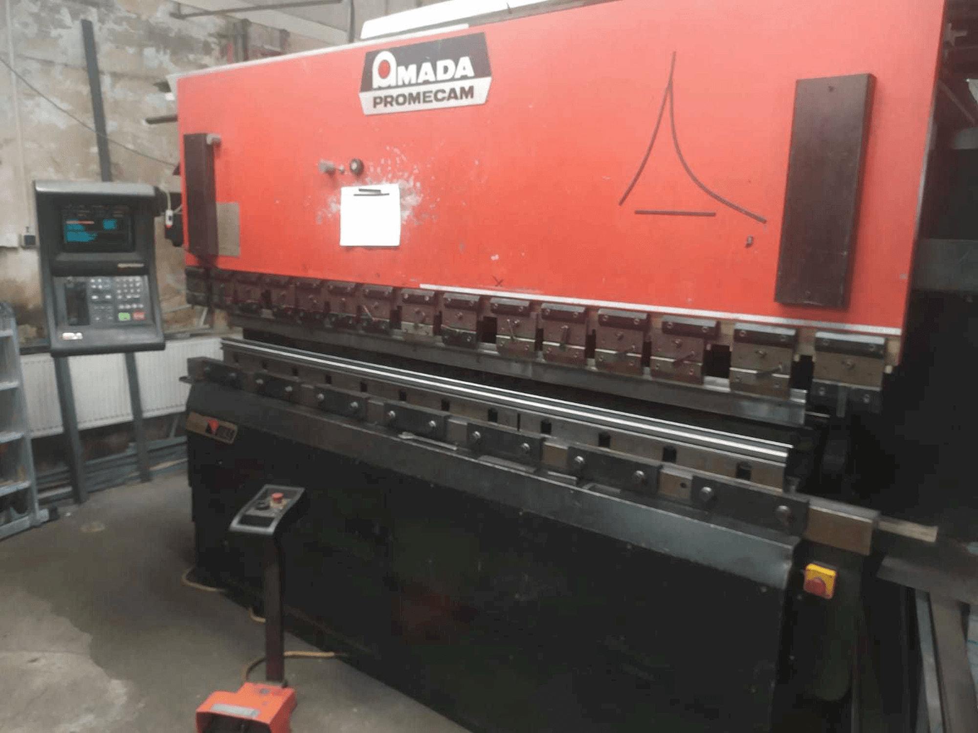 A AMADA APX 100 30 gép elölnézete
