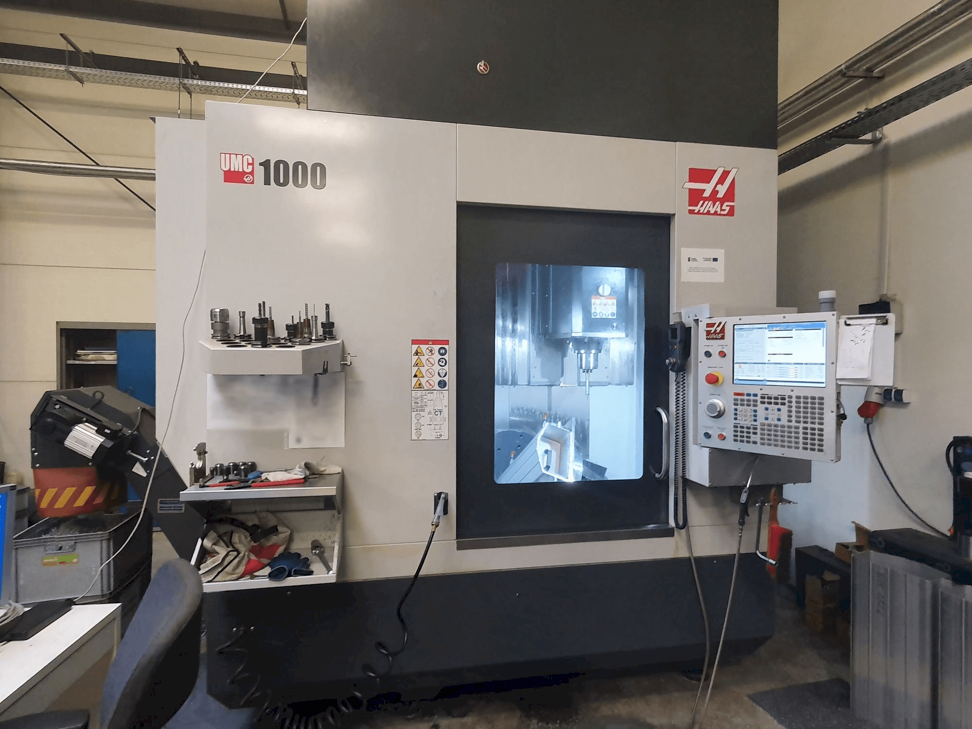A HAAS UMC-1000 gép elölnézete