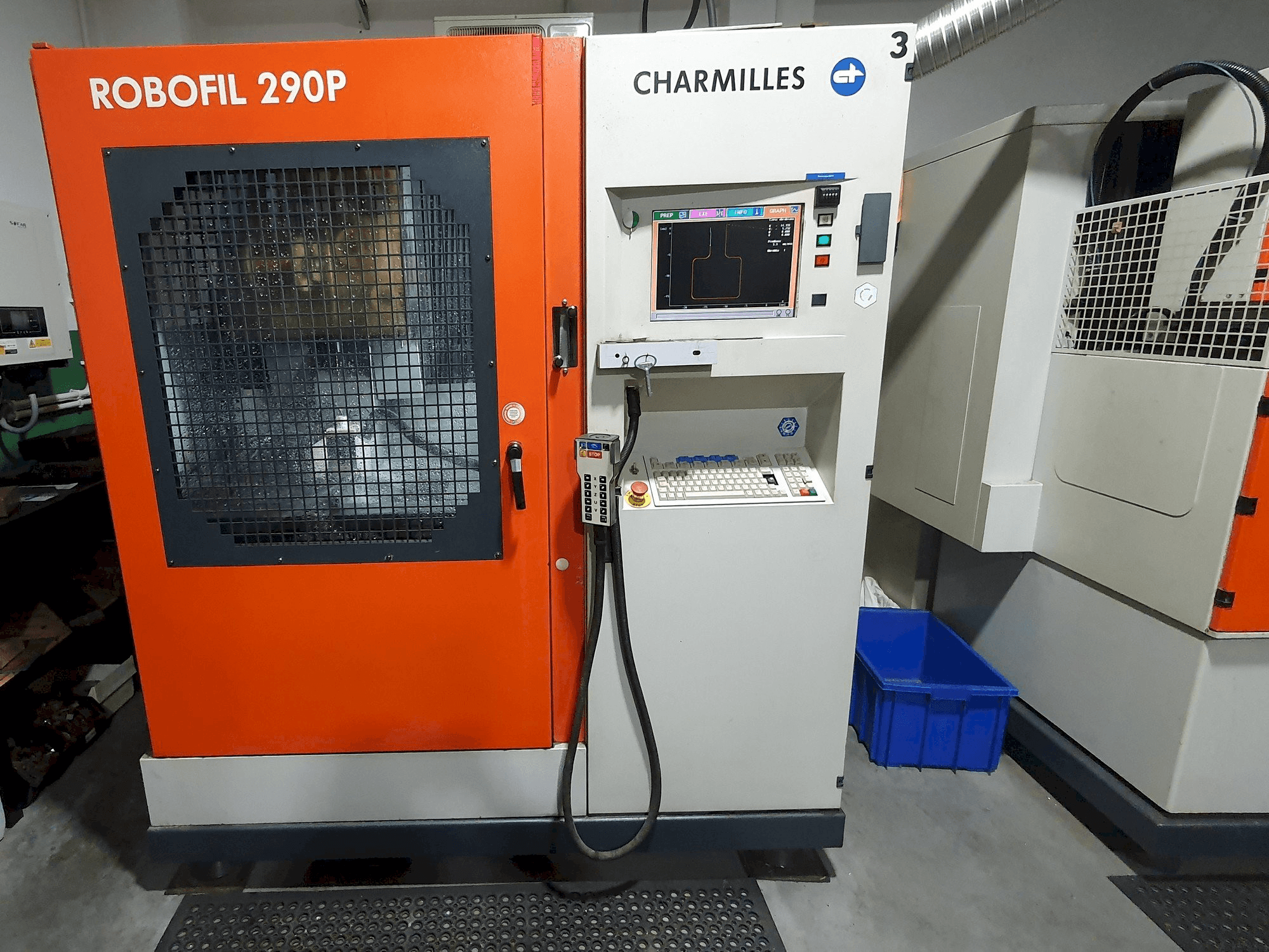 A CHARMILLES Robofil 290P gép elölnézete