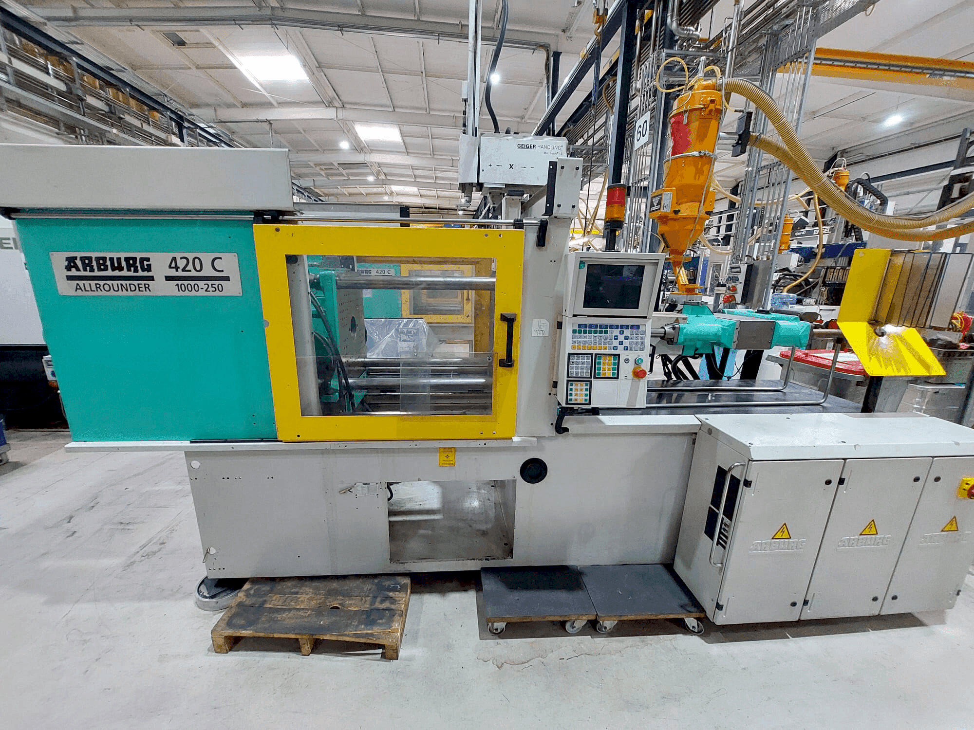 A Arburg 420C-1000-250 gép elölnézete