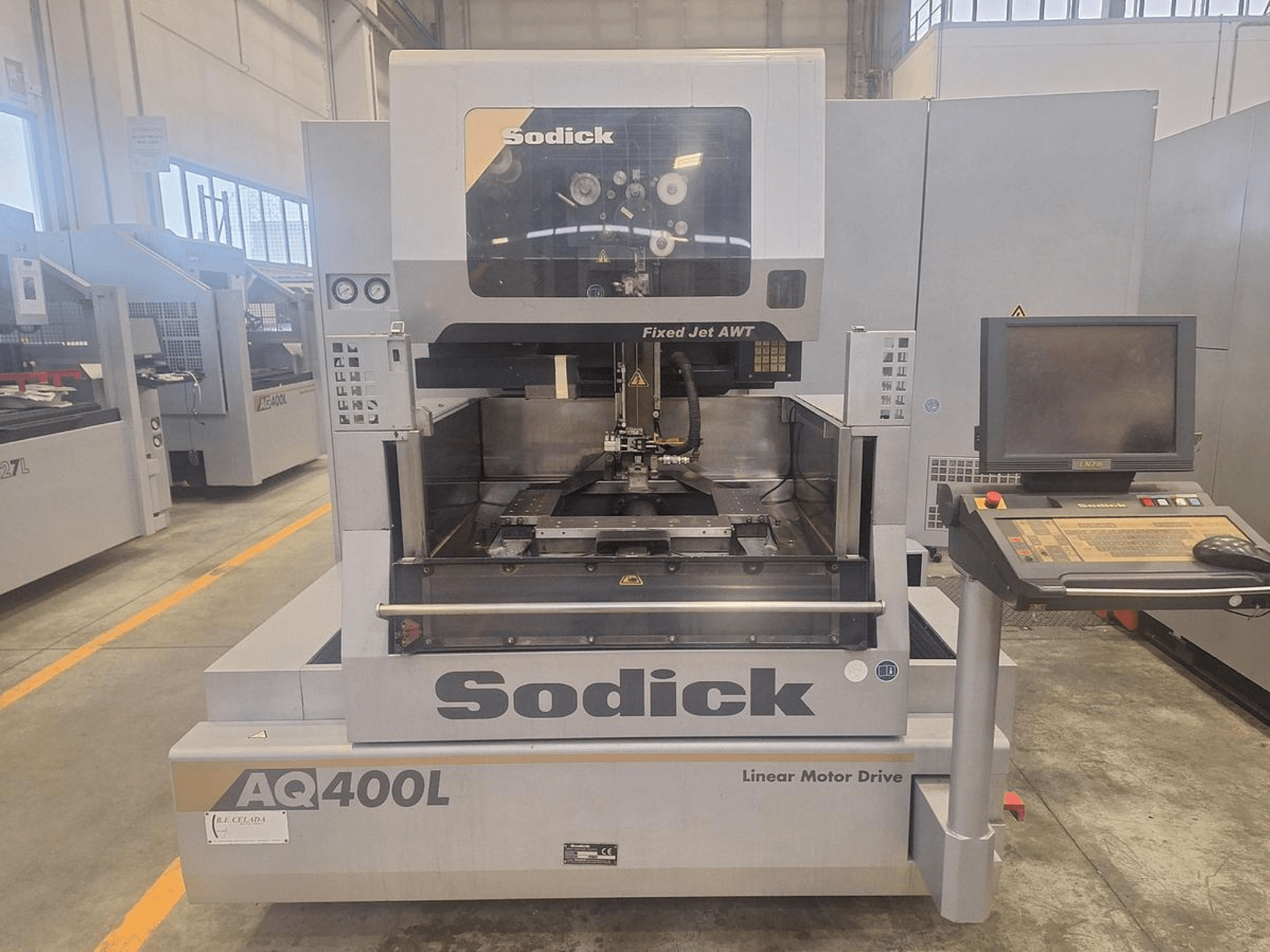 Sodick AQ400L lineáris motoros meghajtású gép szemből, vezérlőpanellel és belső munkaterülettel.