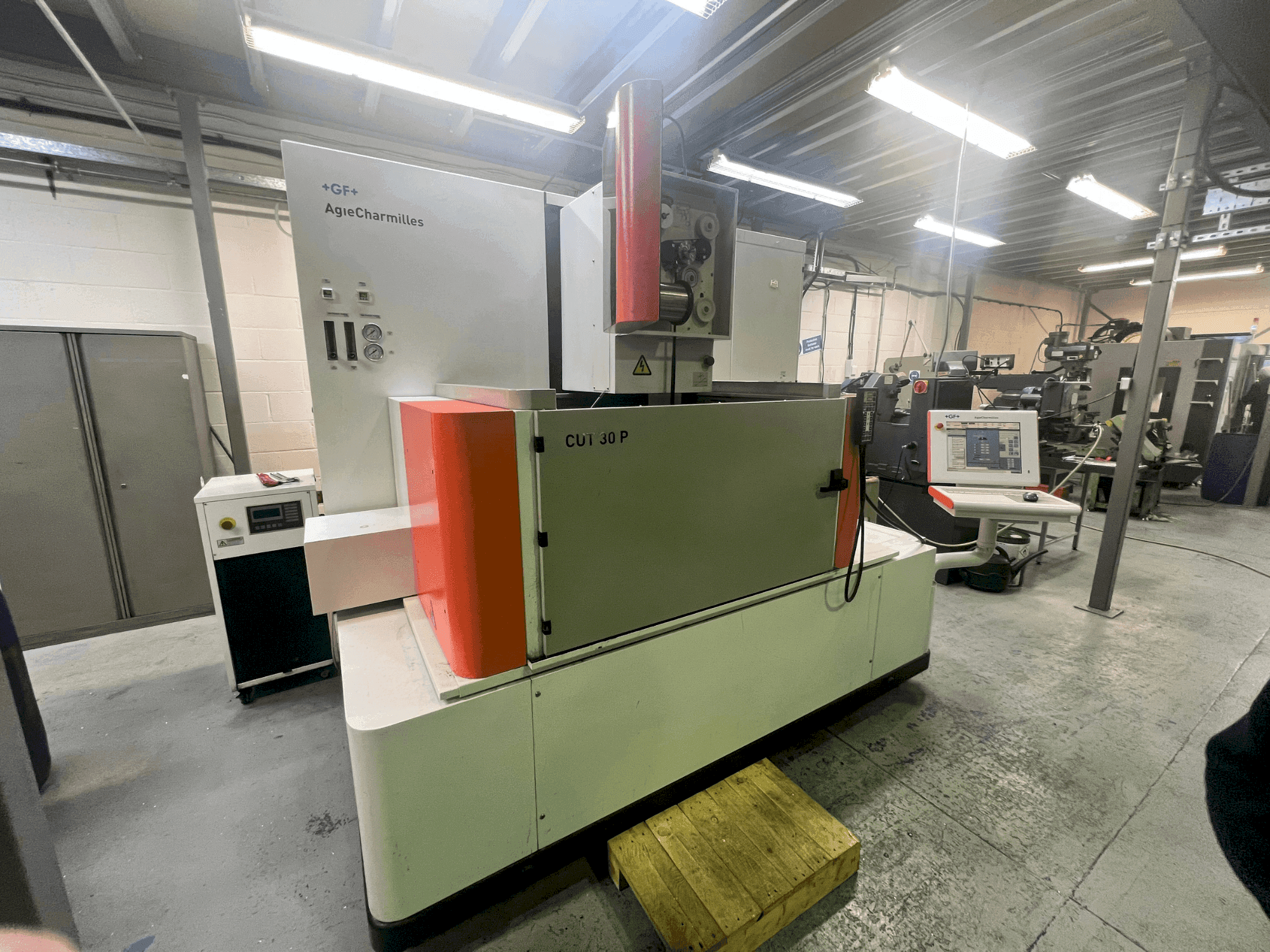 A AgieCharmilles CUT 30P gép elölnézete