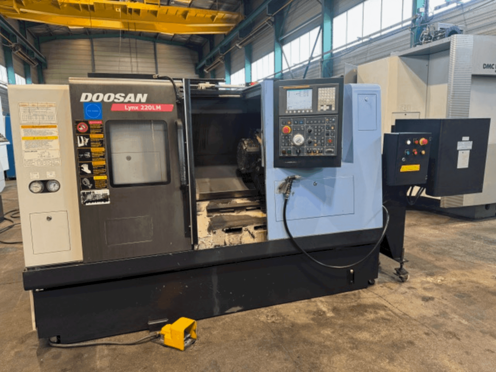 A DOOSAN LYNX 220 LMA gép elölnézete