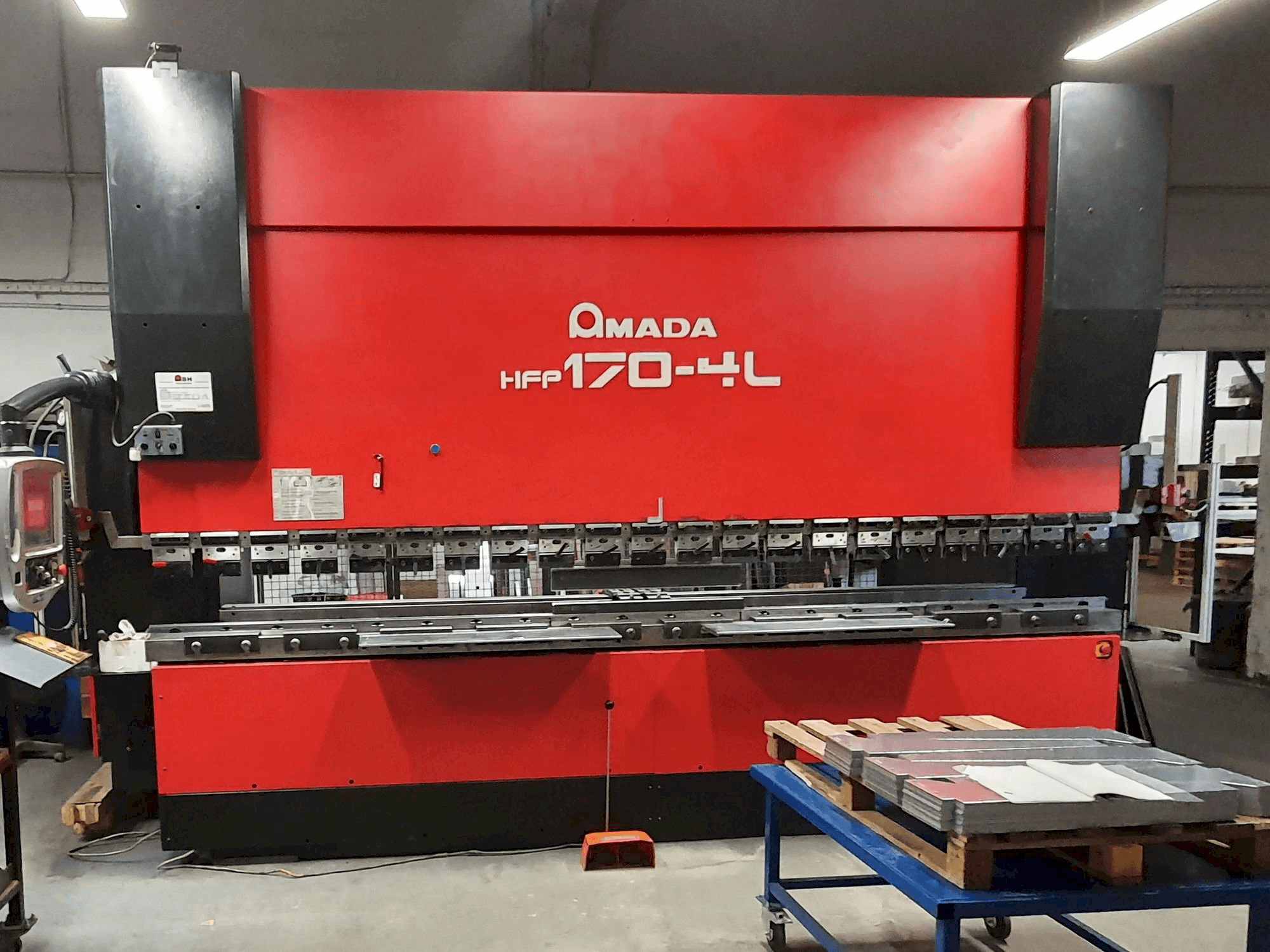 A AMADA HFP 170-4 L gép elölnézete