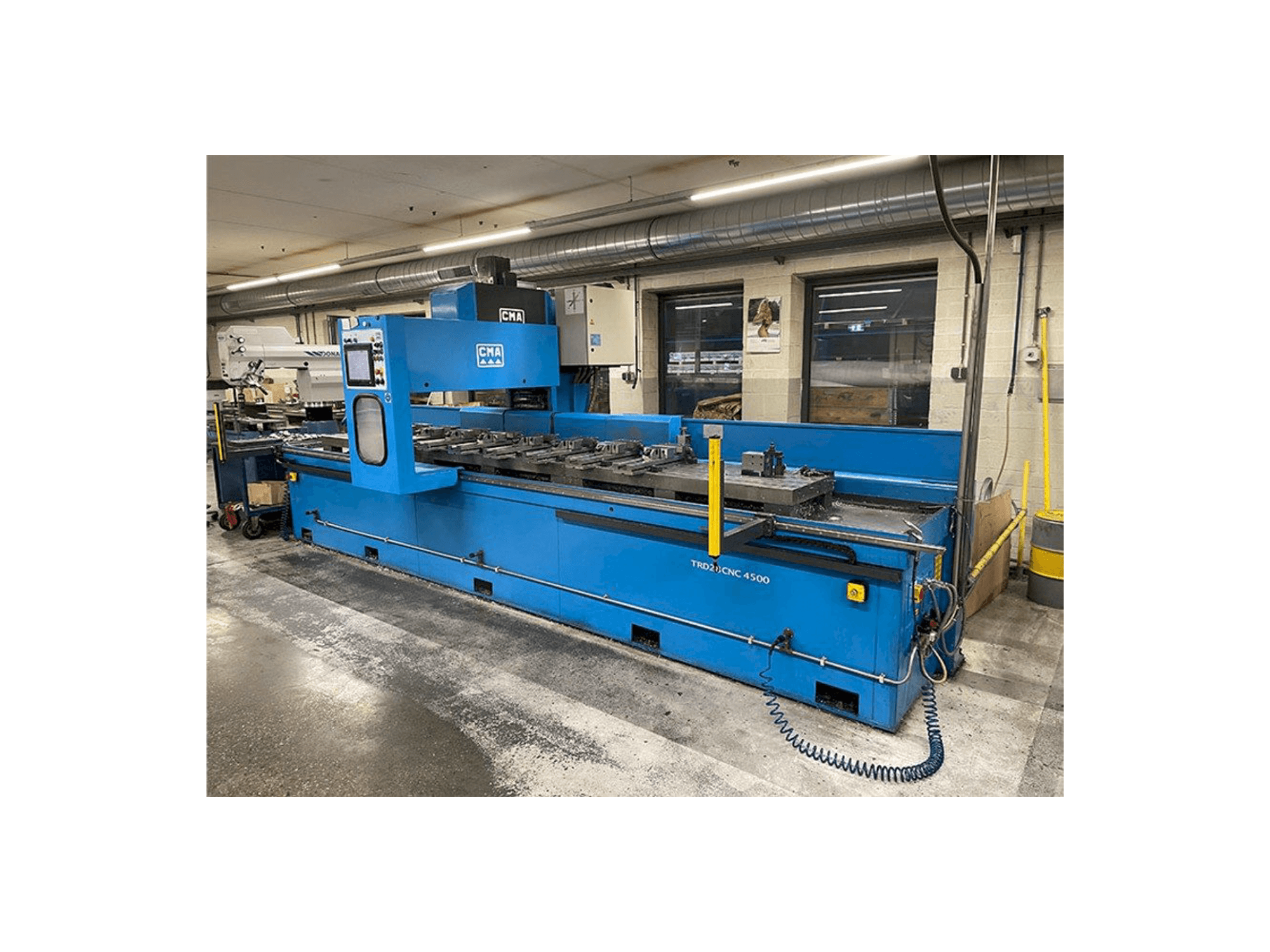 A CMA TRD28CNC 4500 gép elölnézete