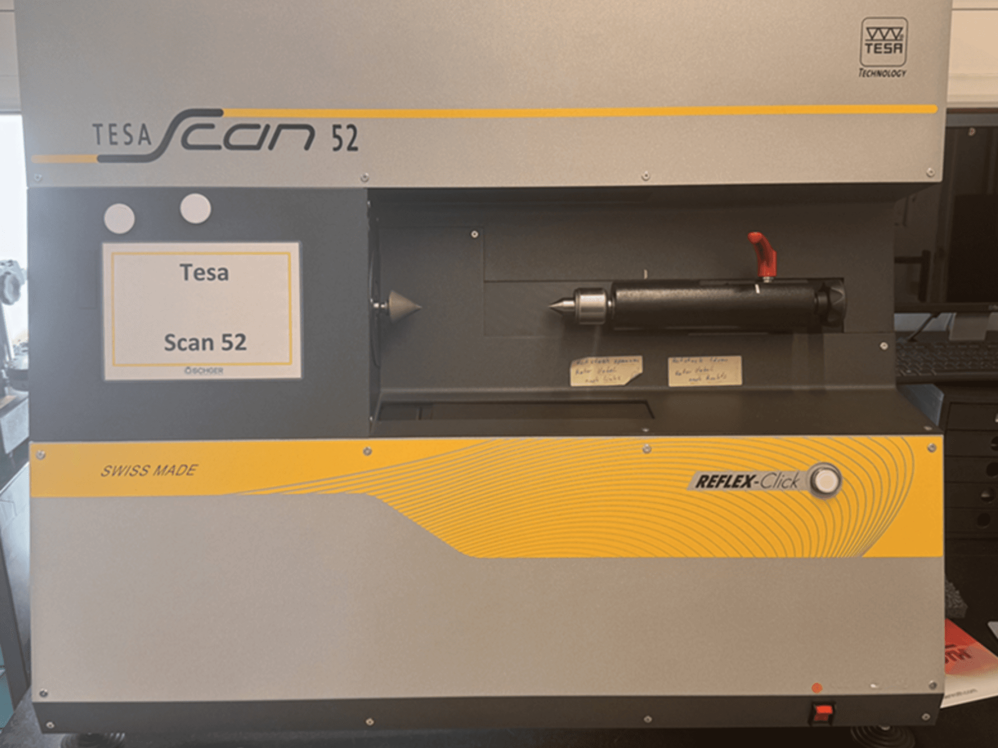 A TESA Scan 52 optikai mérőgép elölnézete, amelyen láthatók a vezérlőgombok és a „SWISS MADE” felirat.