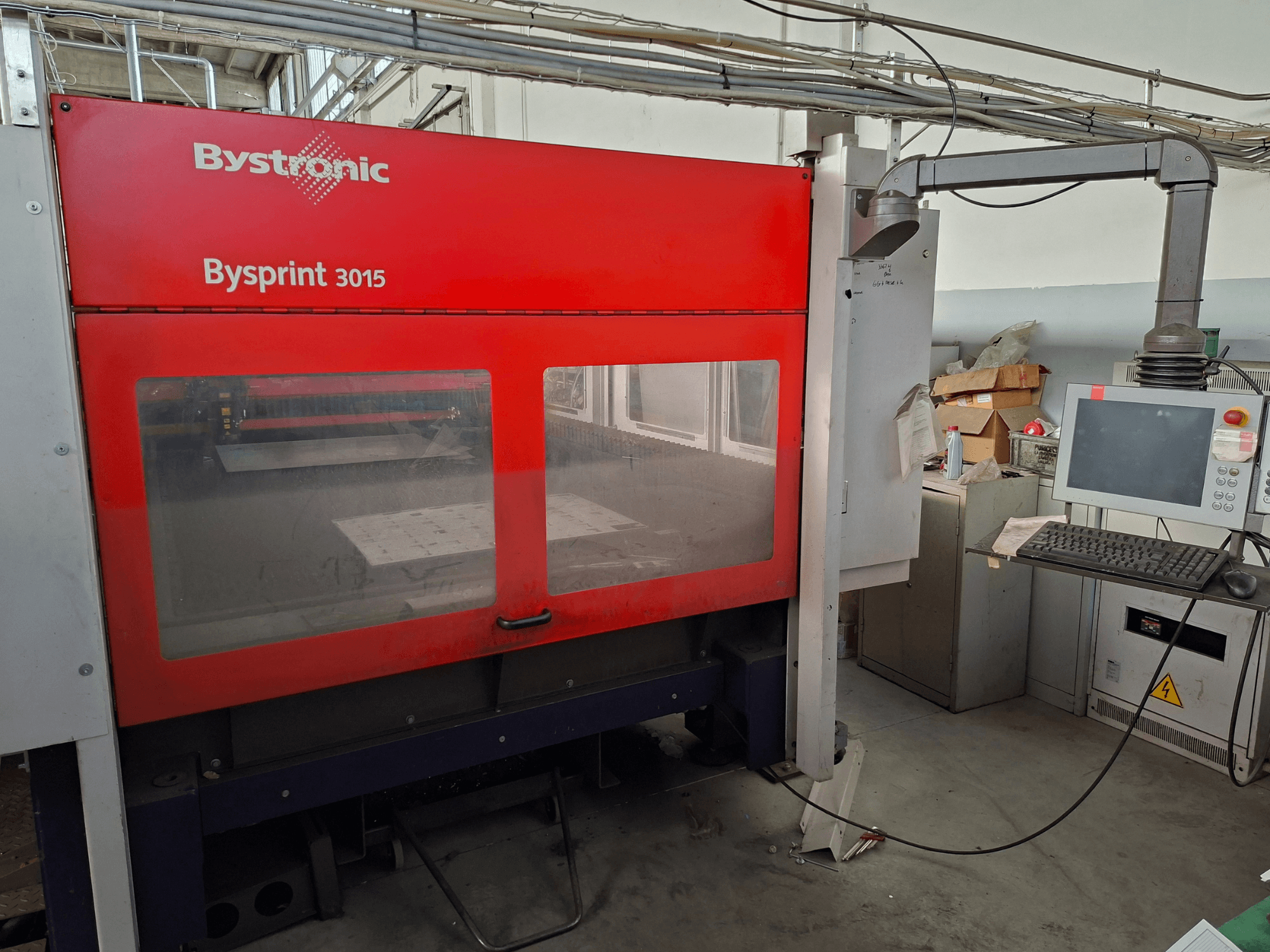 Bystronic Bysprint 3015 CO₂-lézervágó gép, elölnézet a vezérlőpanellel és a lézervágási területtel.