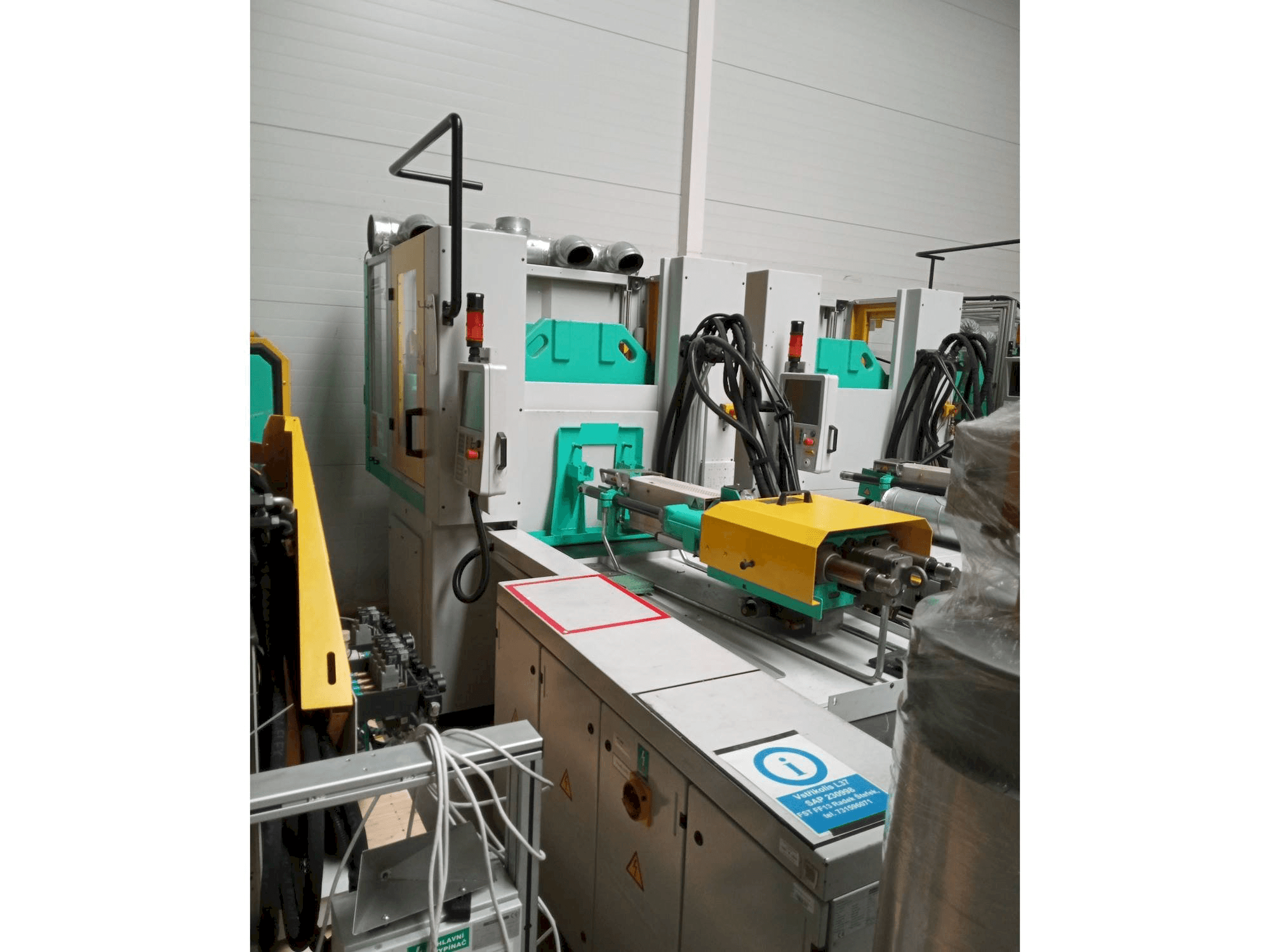 A Arburg Allrounder 1200T-800-150 gép elölnézete