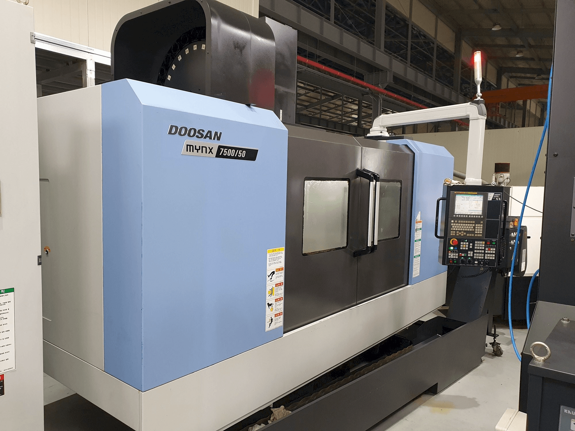 A Doosan MYNX 7500/50 gép elölnézete