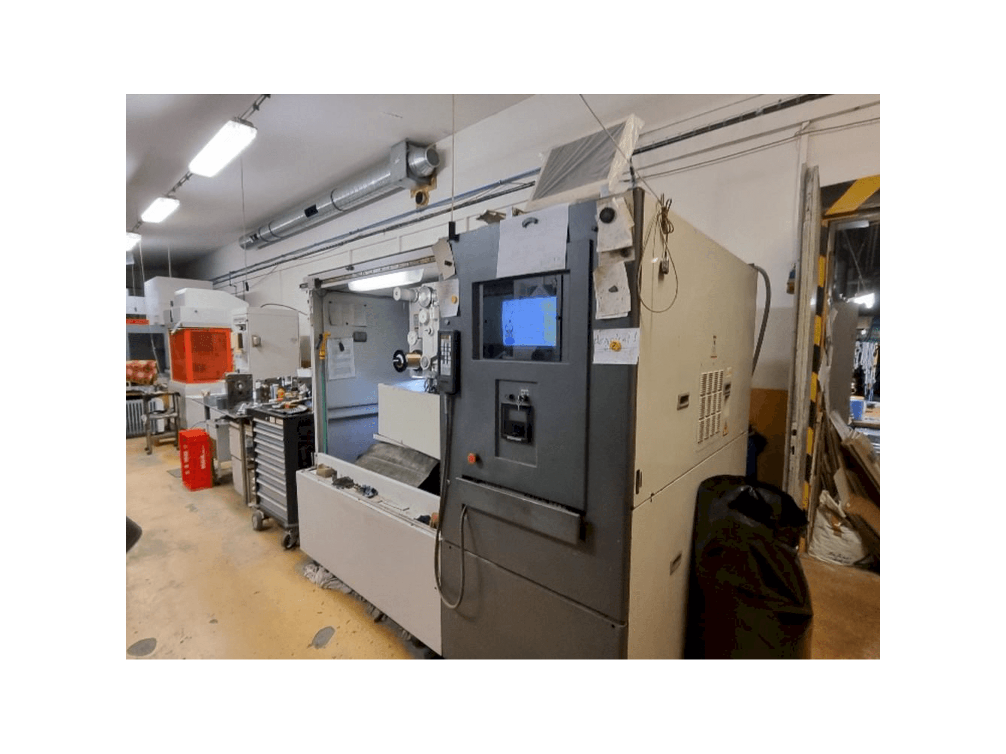 A HITACHI SEIKI 254Y gép elölnézete