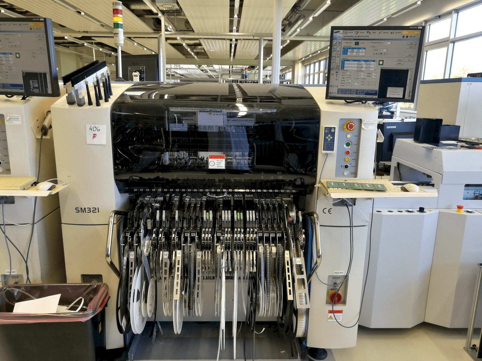 A Samsung SM 321 gép elölnézete