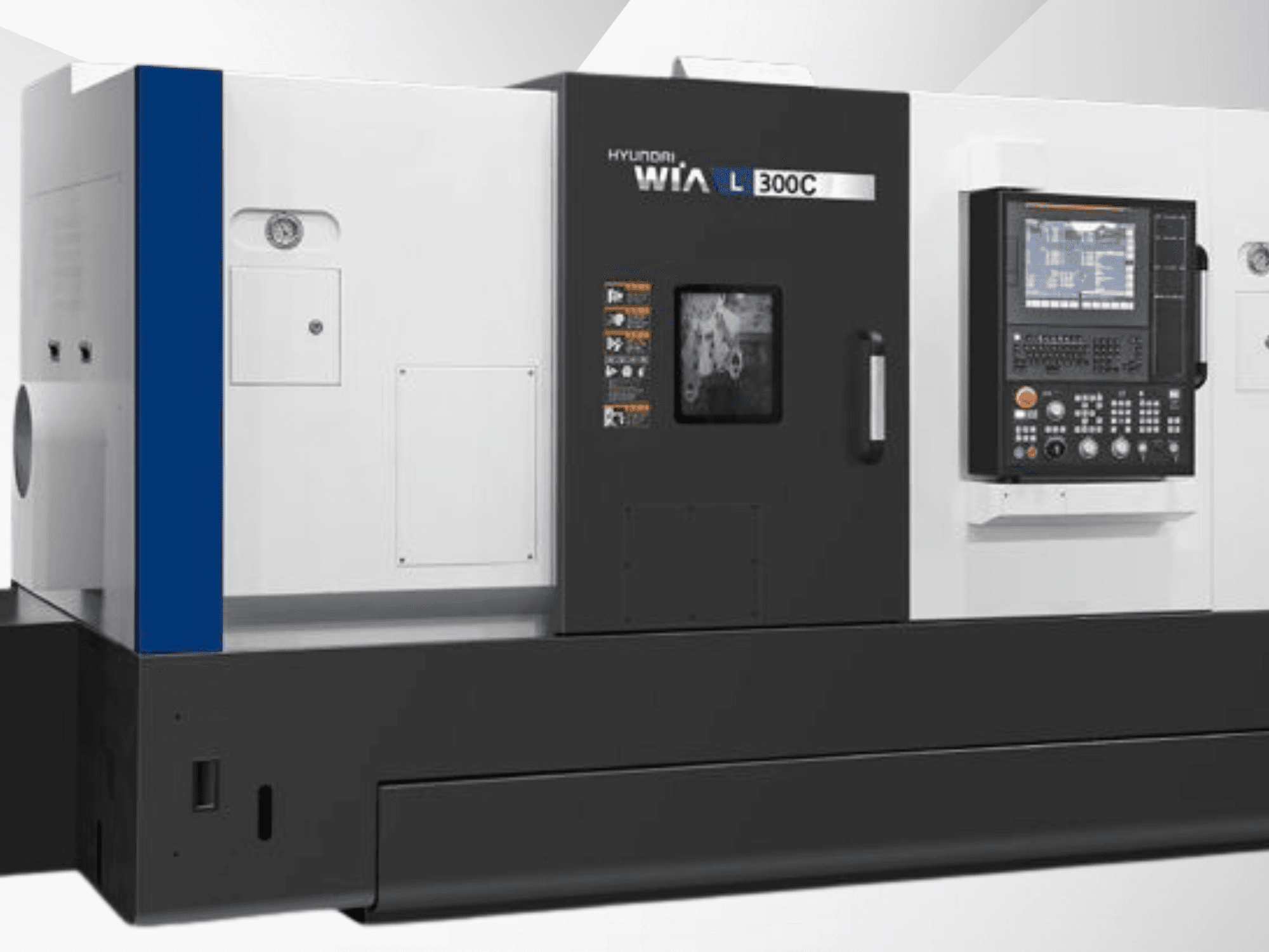 Hyundai WIA L300C CNC esztergagép, előlnézet, vezérlőpanel és kezelőpanel. Elegáns, modern kialakítással rendelkezik.