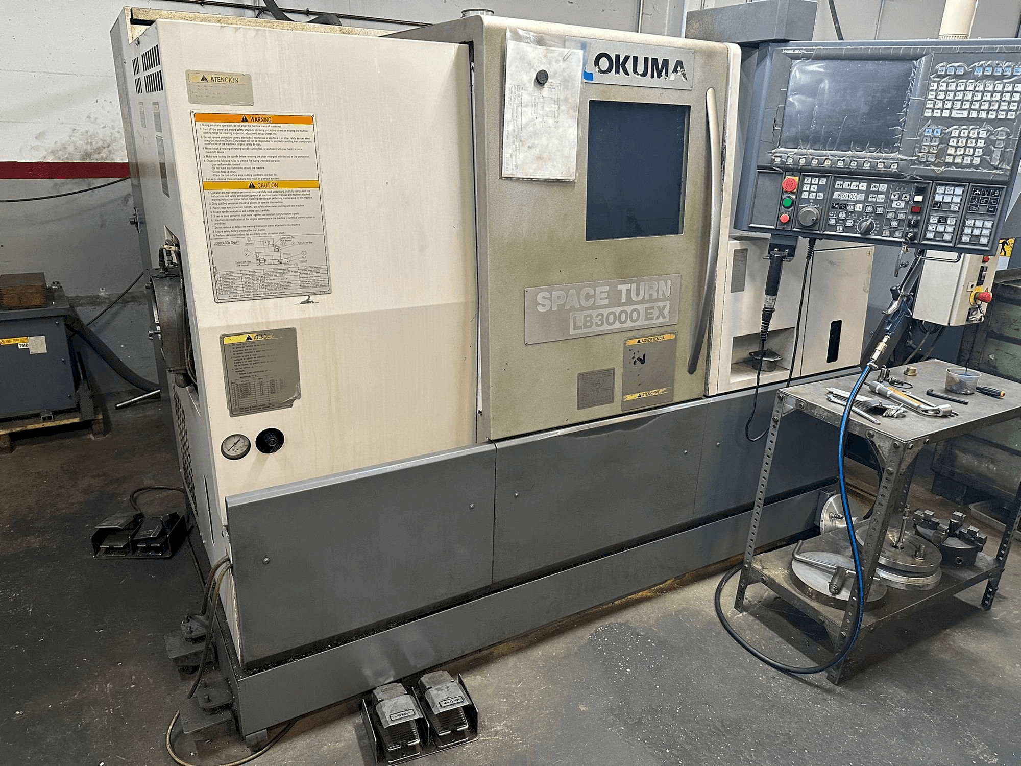 A Okuma LB 3000EX gép elölnézete