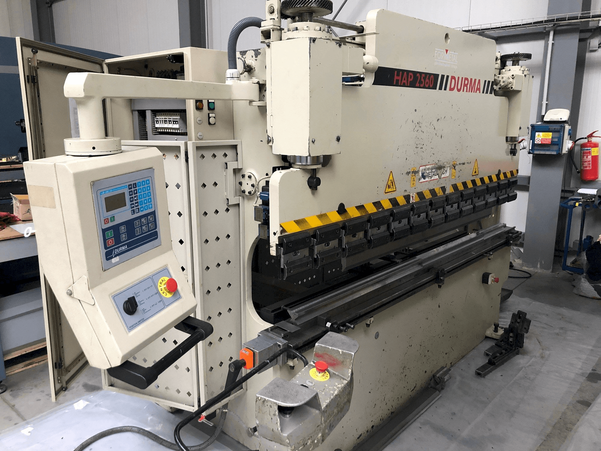 A Durma HAP 2560 gép elölnézete