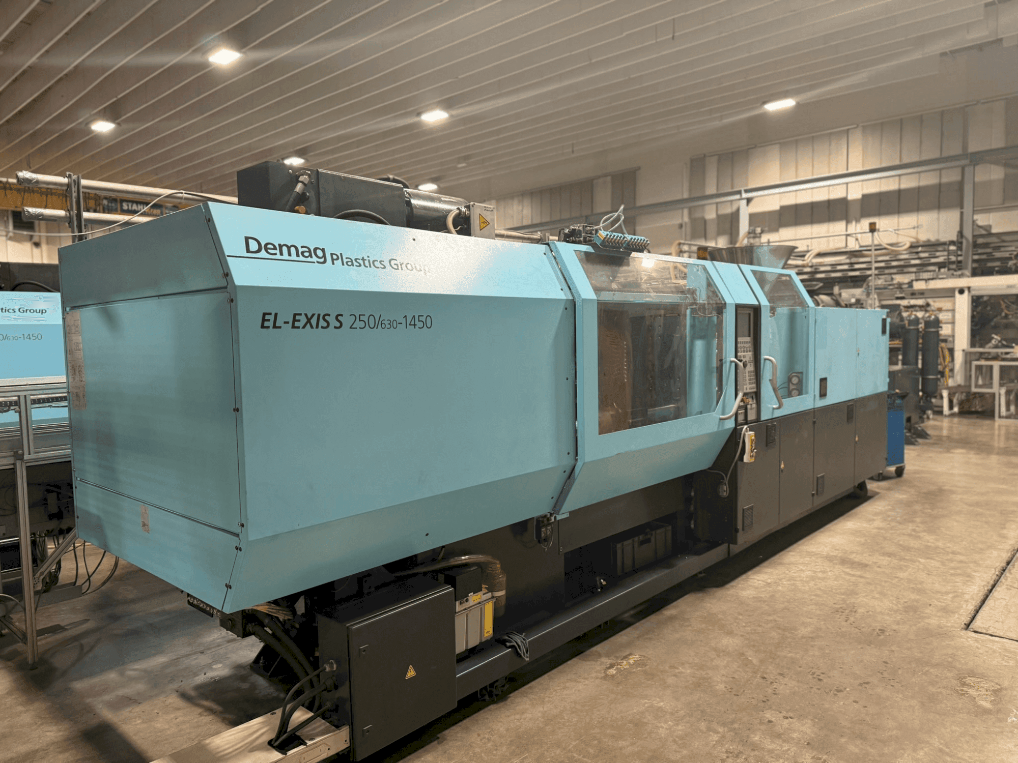 A SUMITOMO SHI DEMAG El-Exis S 250/630-1450 gép elölnézete