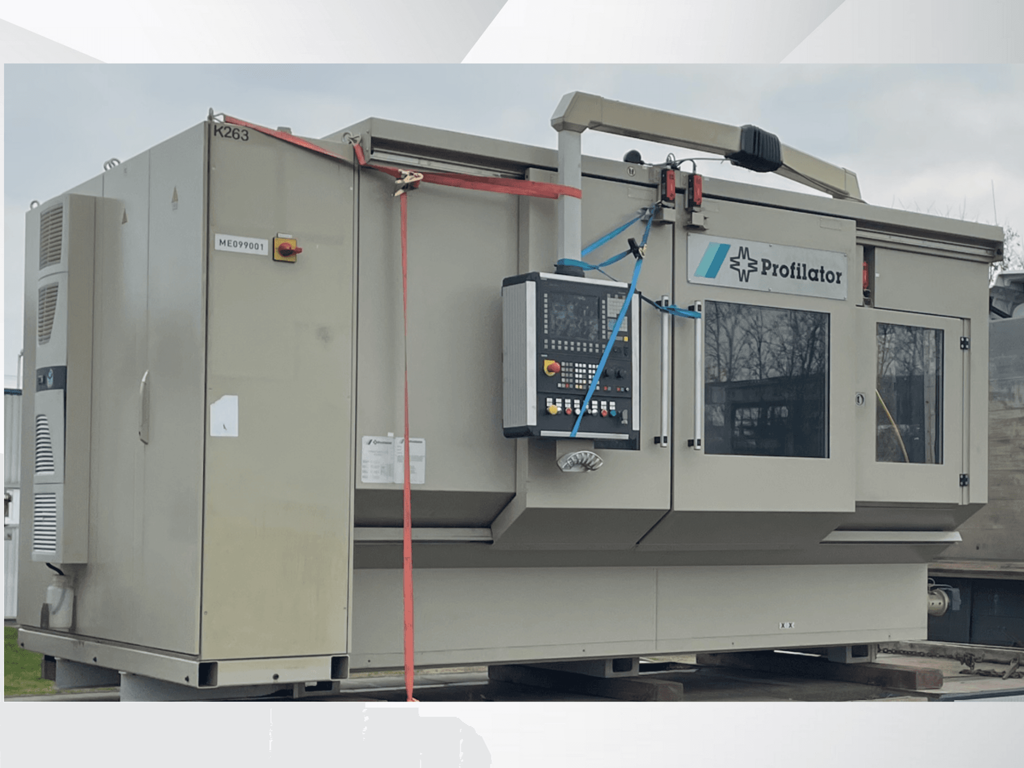 Profillátor gép oldalnézetben, vezérlőpanellel, biztonsági címkékkel és védőpánttal, faplatformon.