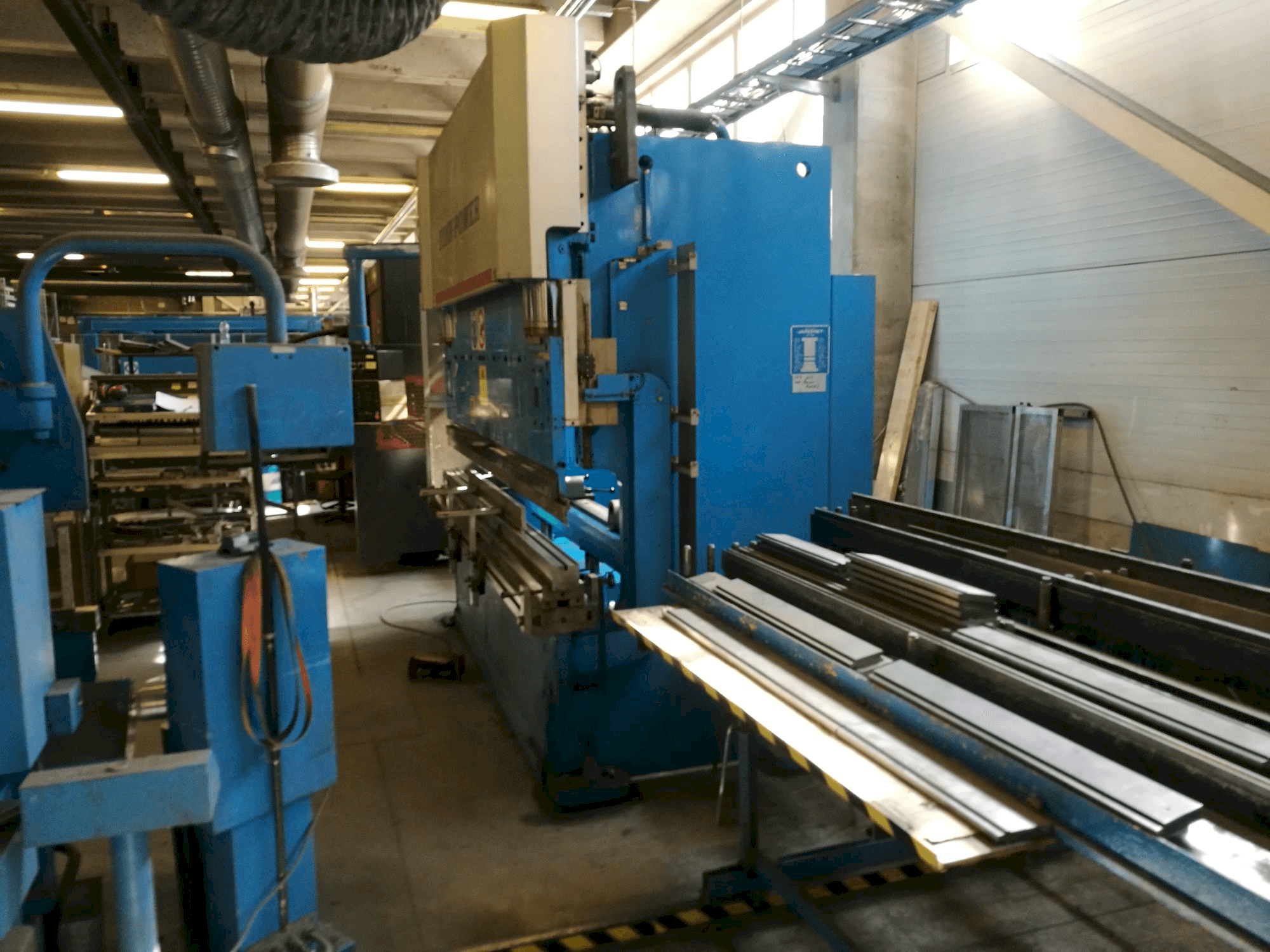A Finn-Power JAROMET CNC J 100 -3000 gép elölnézete