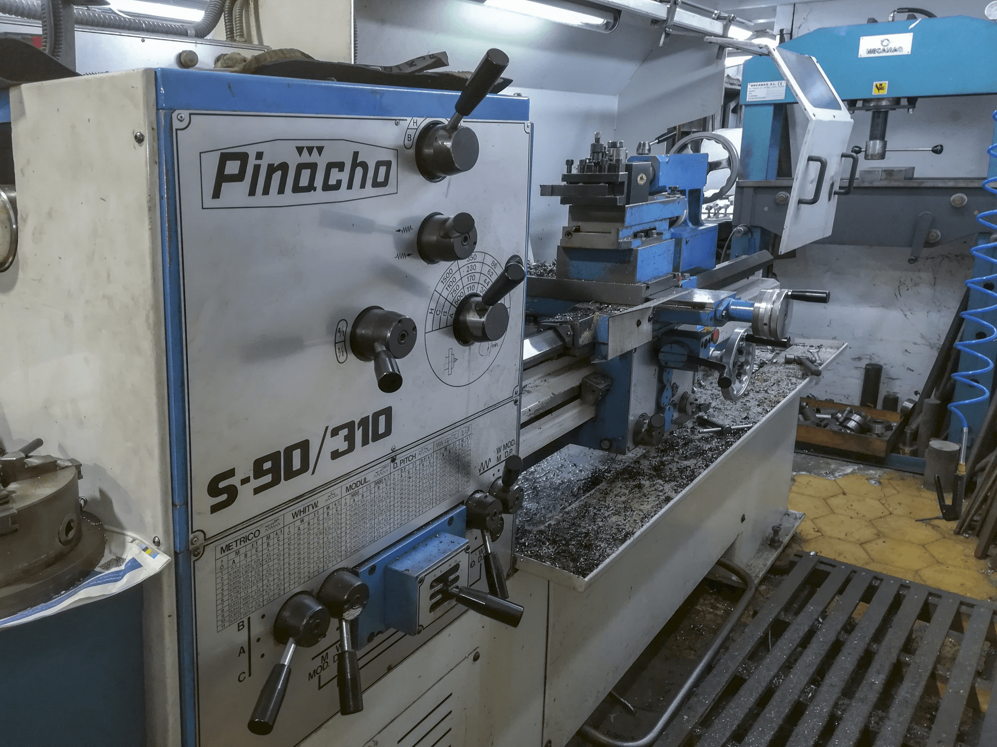 A Pinacho S-90/310 gép bal oldali nézete