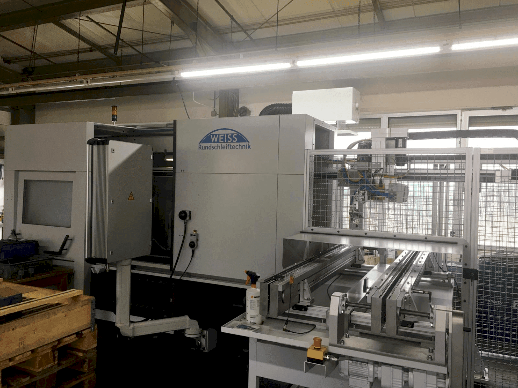 A WEISS Rundschleiftechnik K52 gép elölnézete