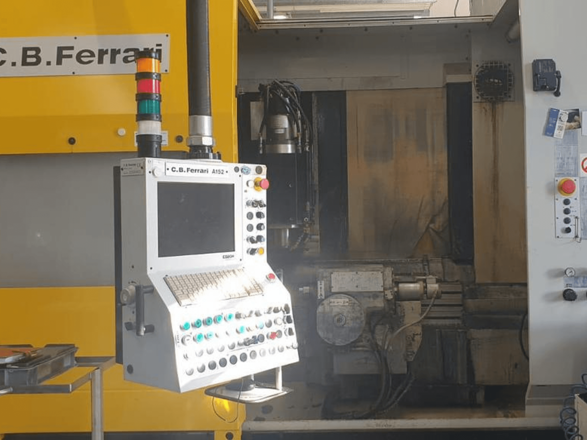 C.B. Ferrari A152 függőleges megmunkálóközpont előlapja, a vezérlőpanel a gombokkal és a gépen lévő motorelemekkel.