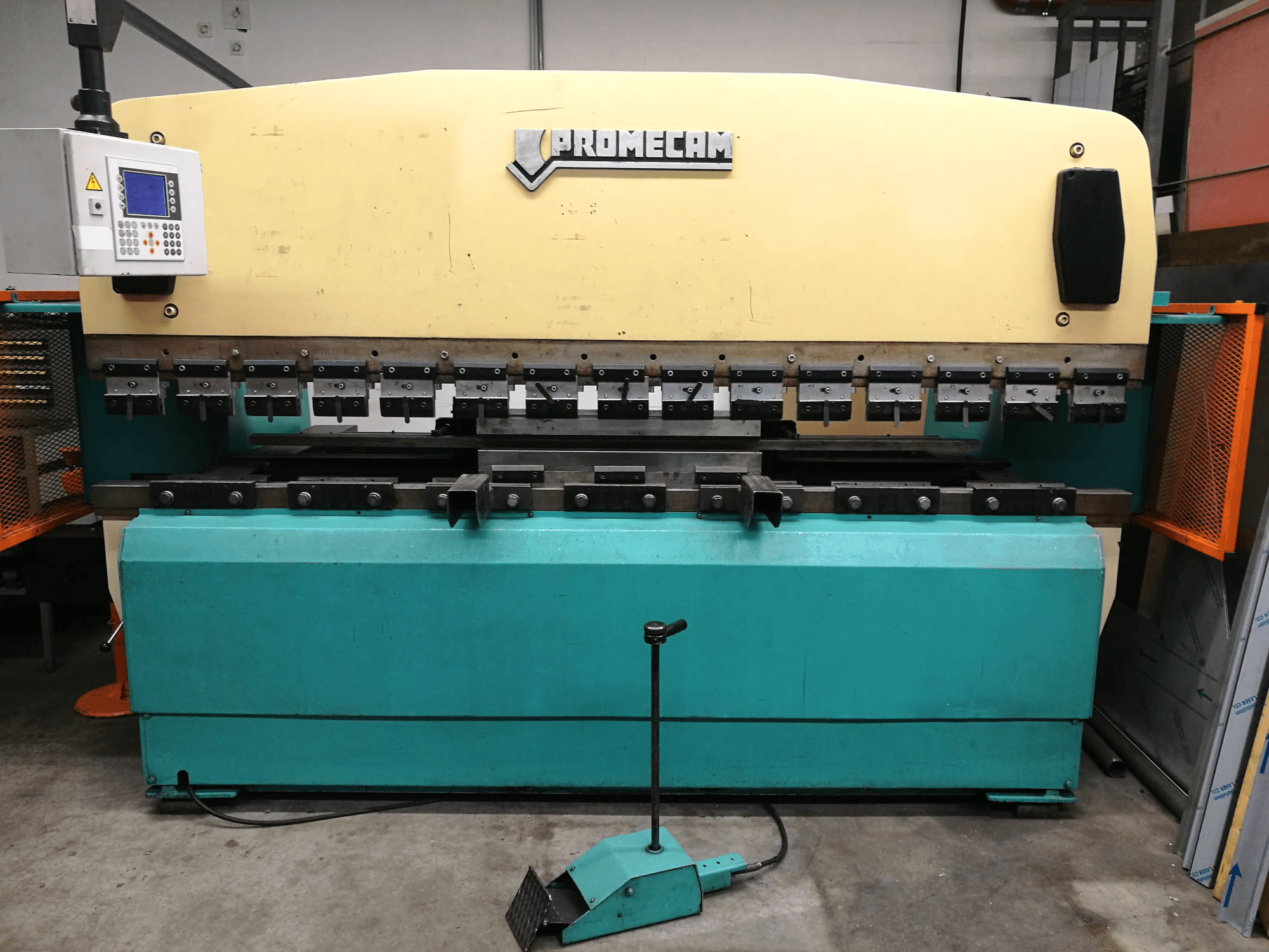 A PROMECAM RG-103 gép elölnézete