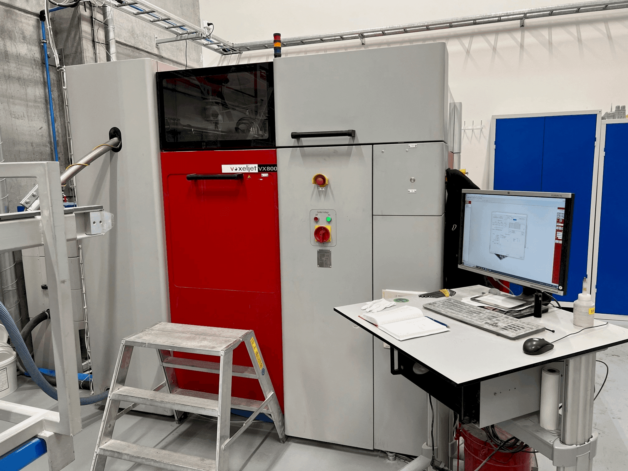 A VOXELJET VX800 (2010) gép elölnézete