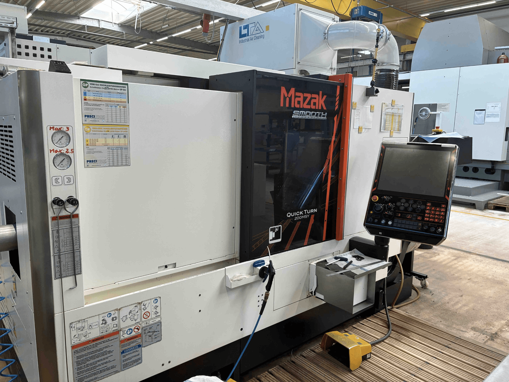 Mazak Quick Turn Smooth 200MSY esztergapad-központ, elölnézetben a vezérlőpanel és a műszerek.