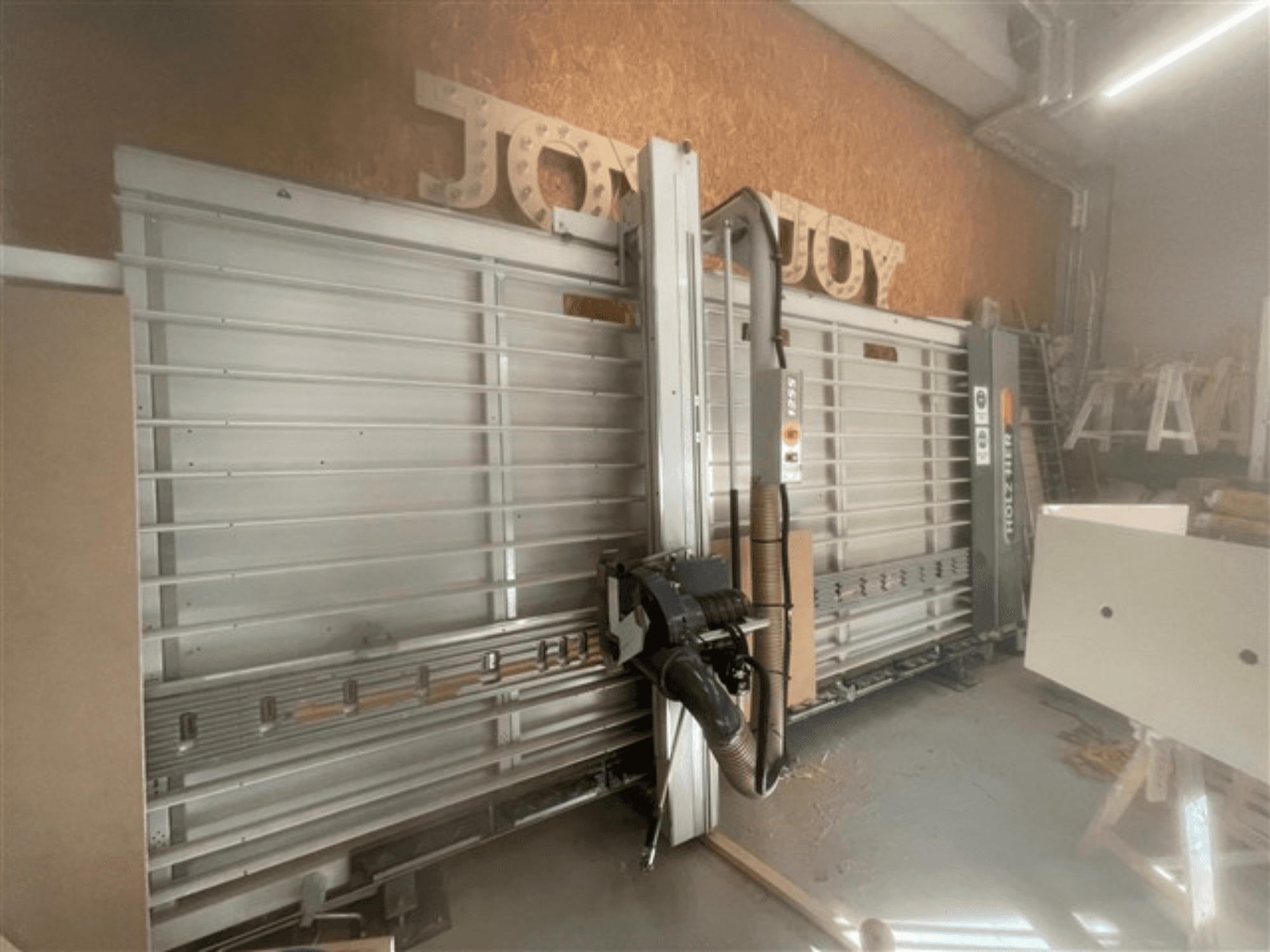 Vízszintes lemezfűrész, Holz-Her márka, oldalnézet, a fűrészlap, a porelszívás és a tárolóhely bemutatása.